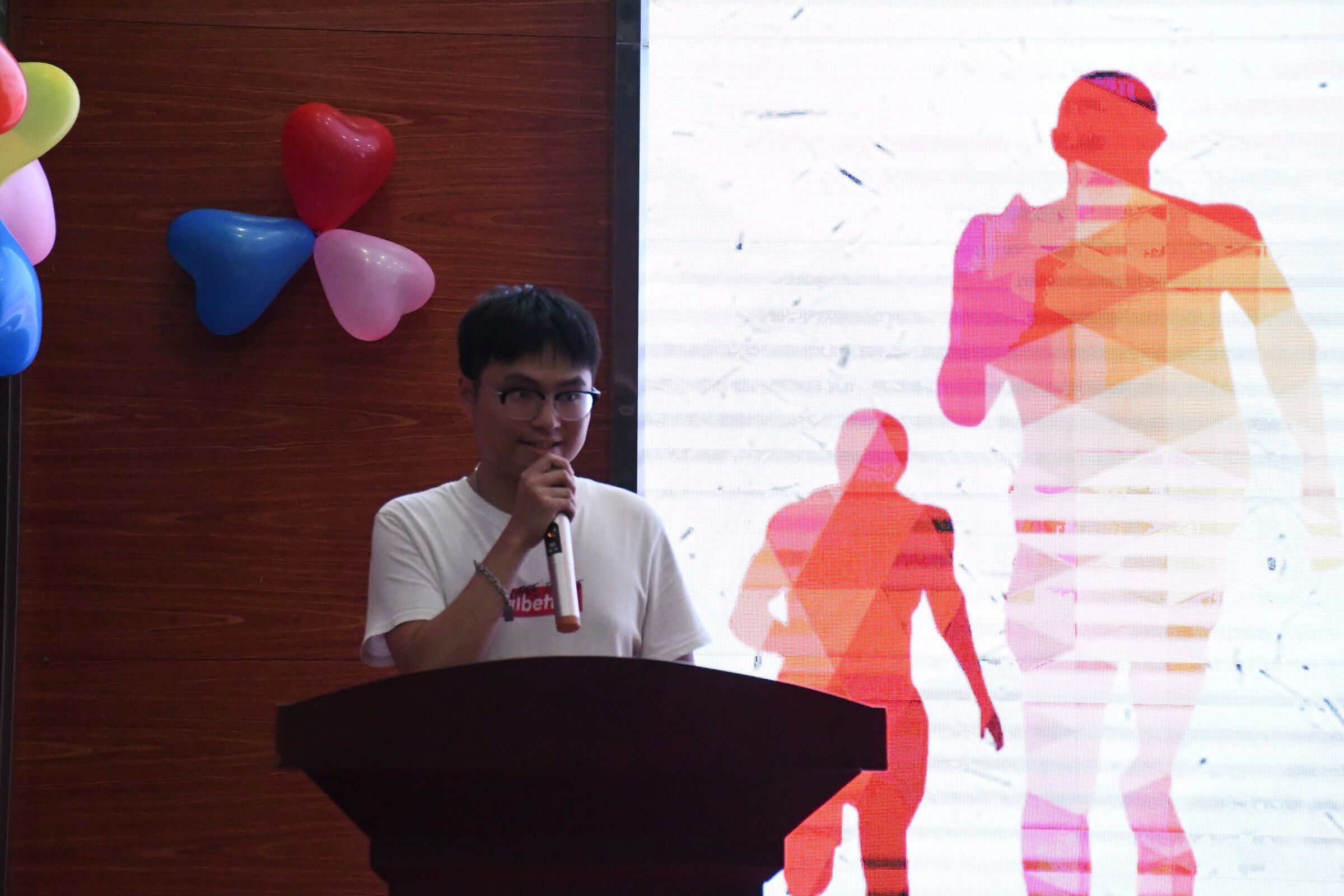 优秀毕业生童晓威发言.jpg 优秀毕业生童晓威发言.jpg