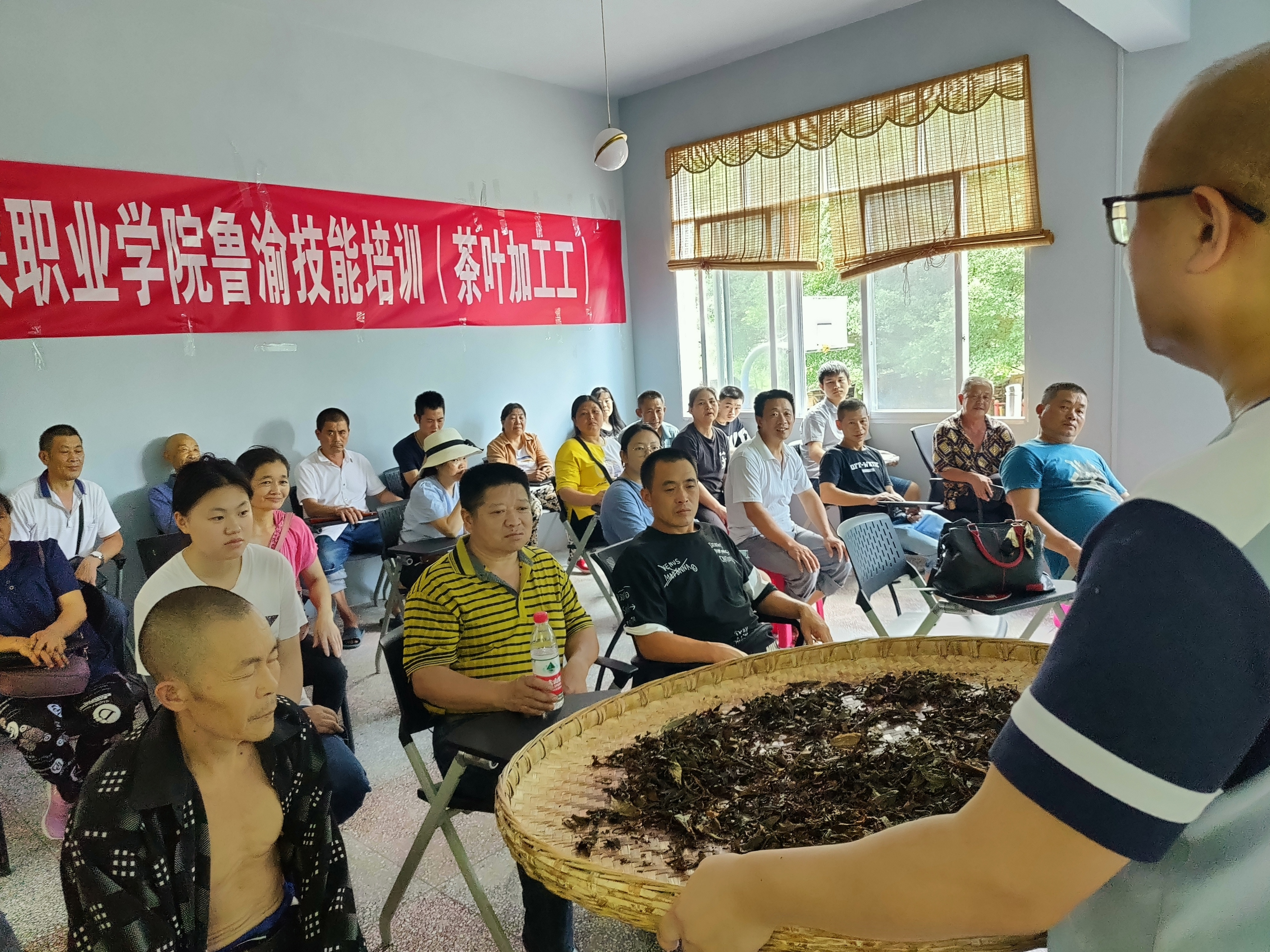 6月24日，李翔现场进行茶叶加工技术现场教学