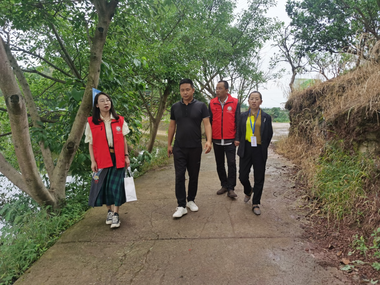 6月21日，聂青玉、张文玲进行种植及水产养殖技术指导