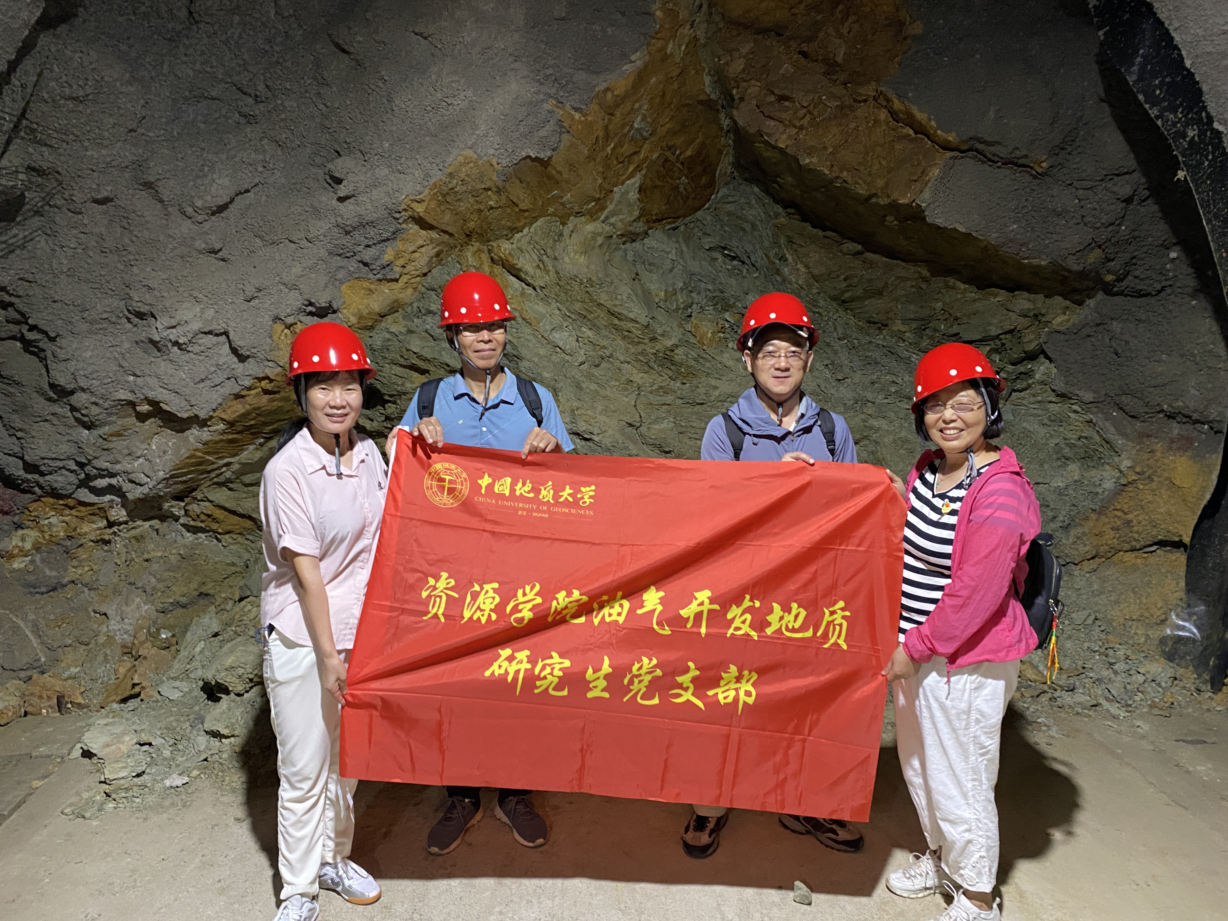 支部成员在巴东野外观测站主坑道