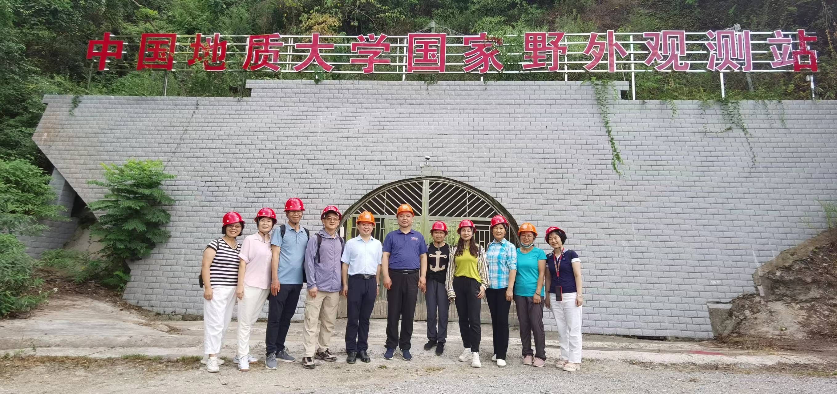 支部成员与观测站领导合影留念