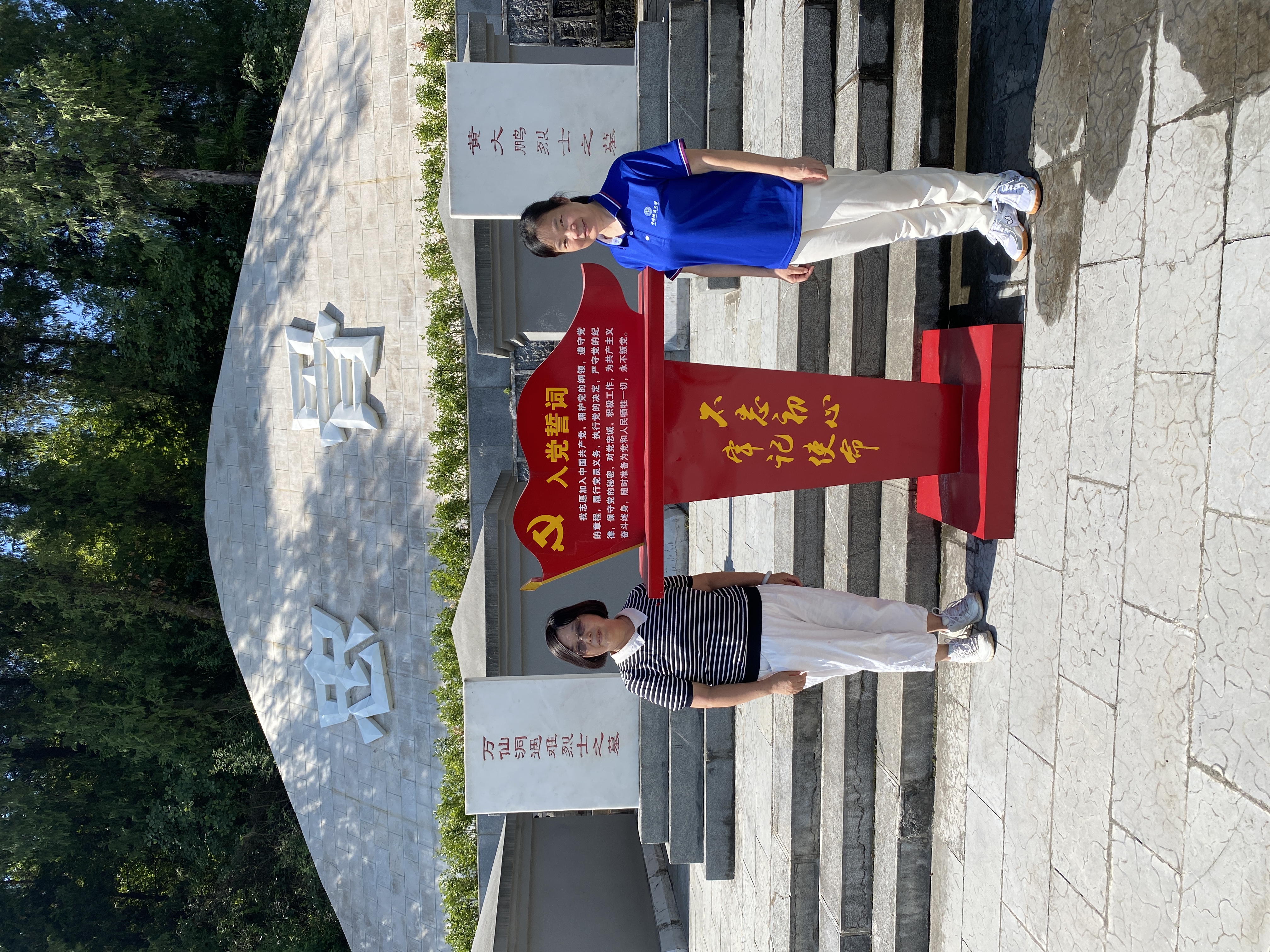 支部成员重温入党誓词