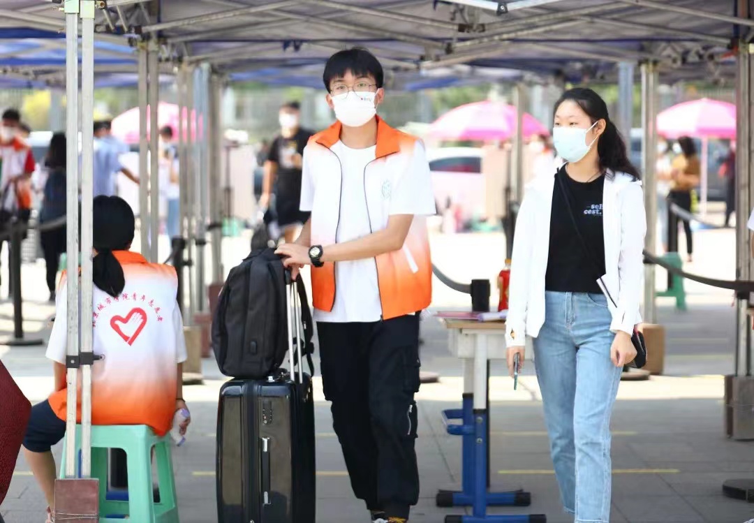 迎新季，志愿者们在帮助新生搬运行李.jpg