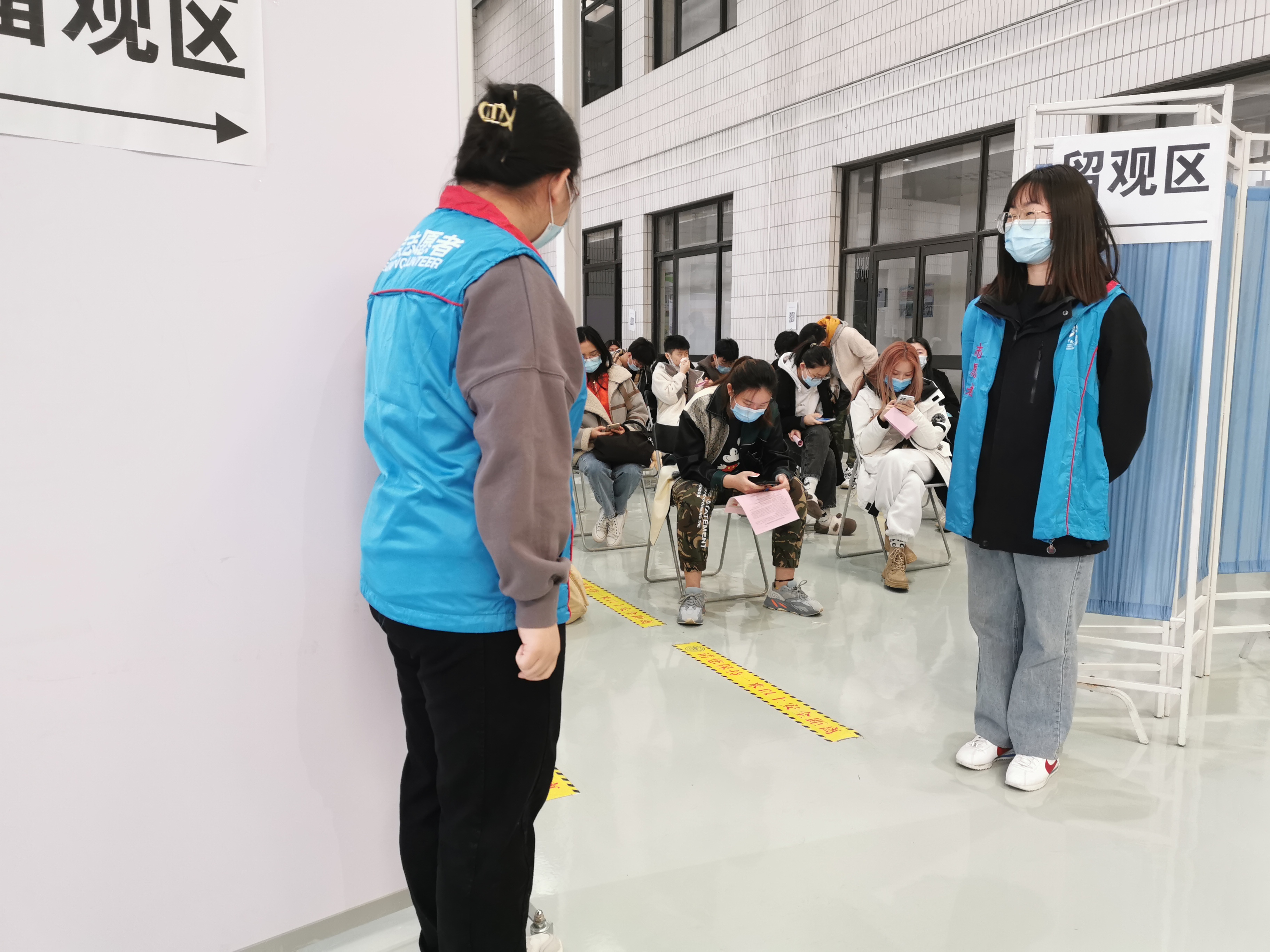 志愿者们在进行新冠疫苗接种现场引导志愿服务.jpeg