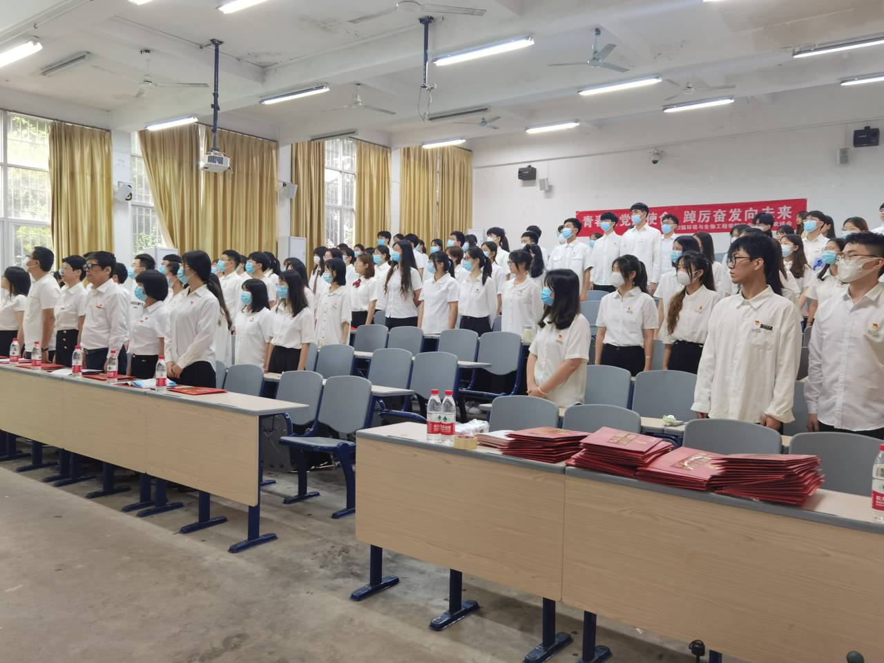 图为毕业生党员起立奏国际歌。环生学院记者团 陈小妹 摄。.jpg