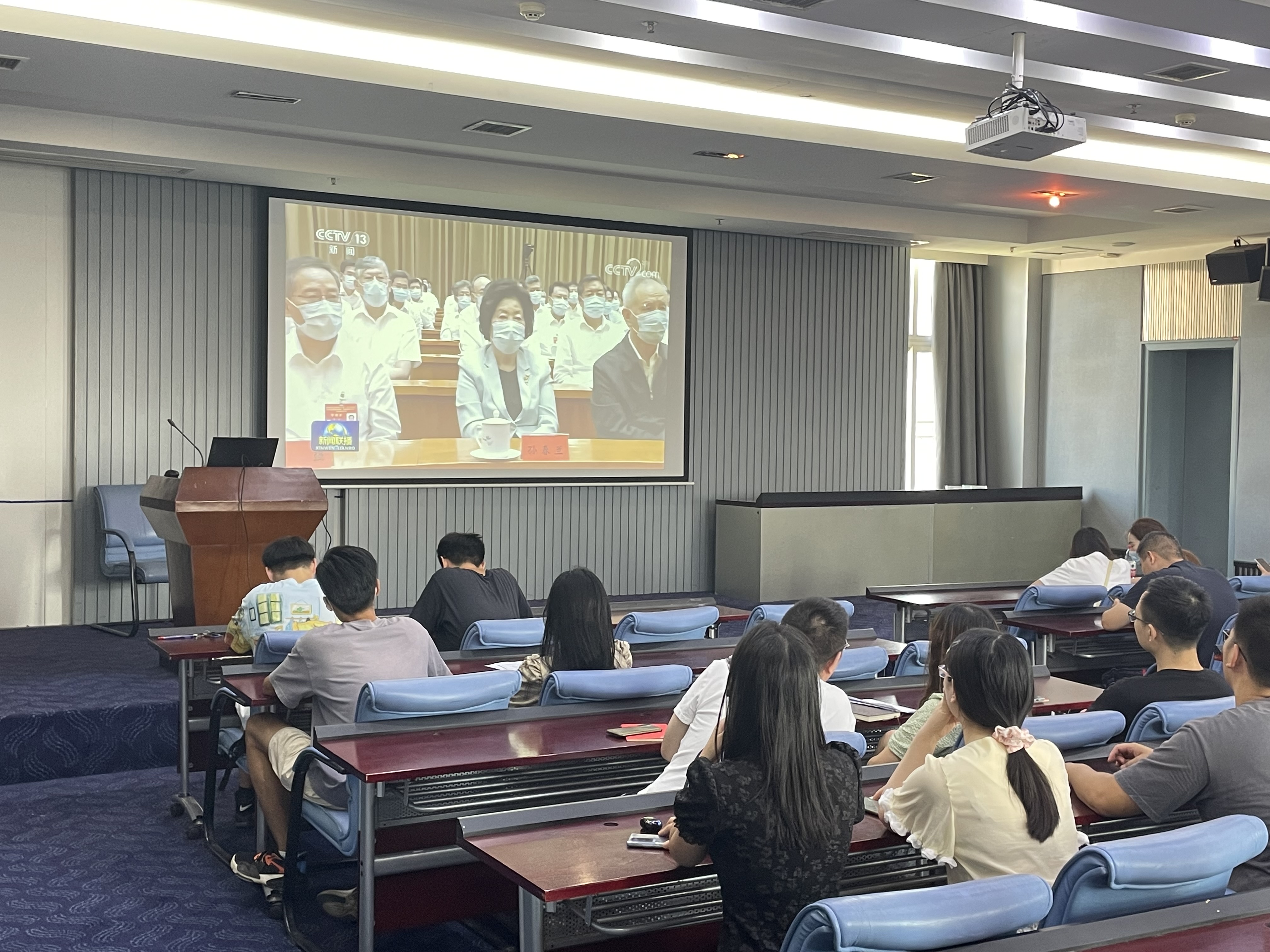 图二 （全体成员视频学习）.JPG