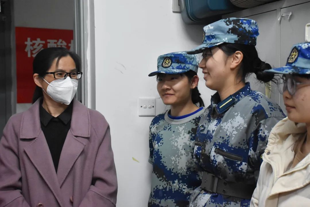 经济与管理学院领导班子深入“一站式”学生社区走访慰问