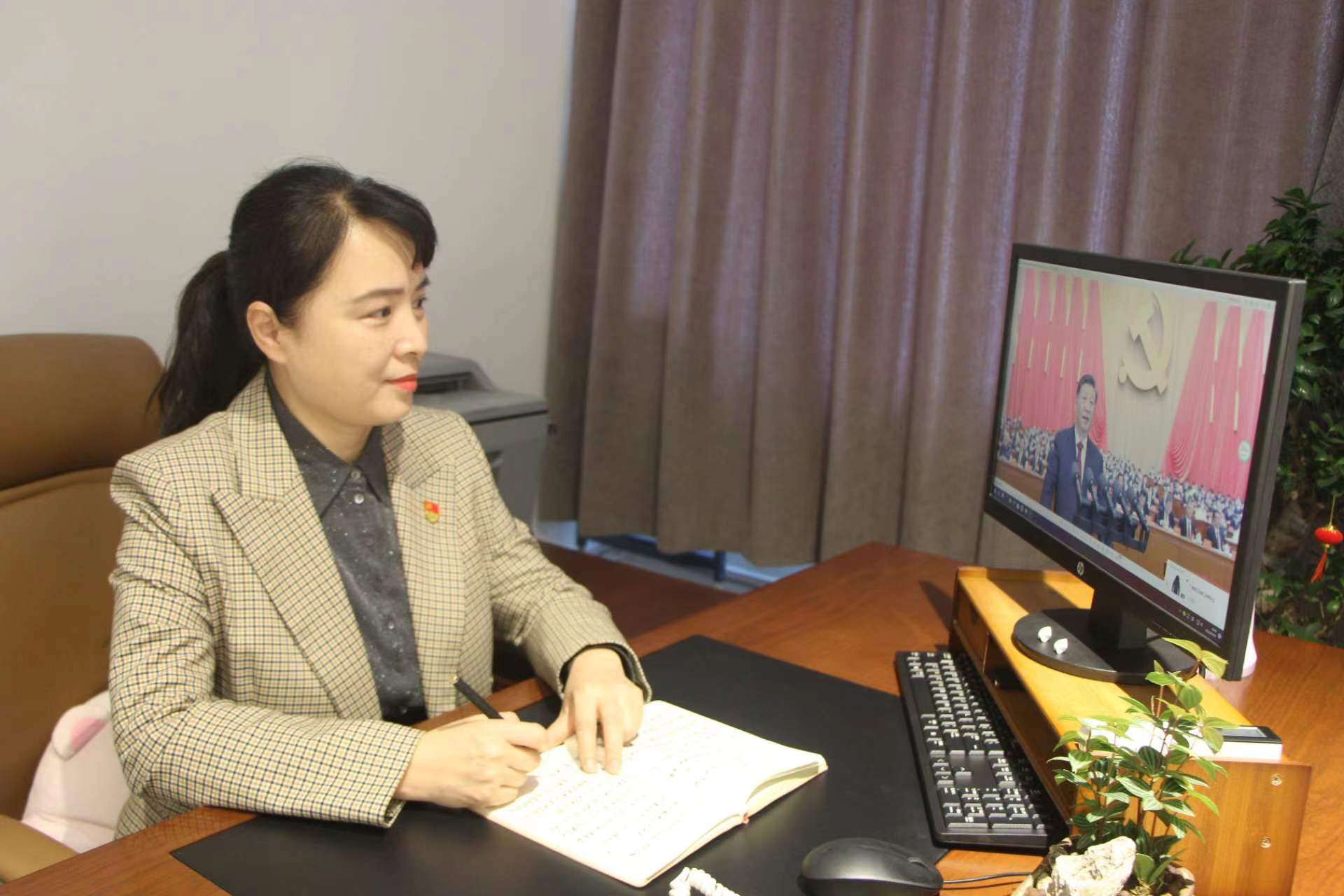 杨红.jpg 杨红.jpg