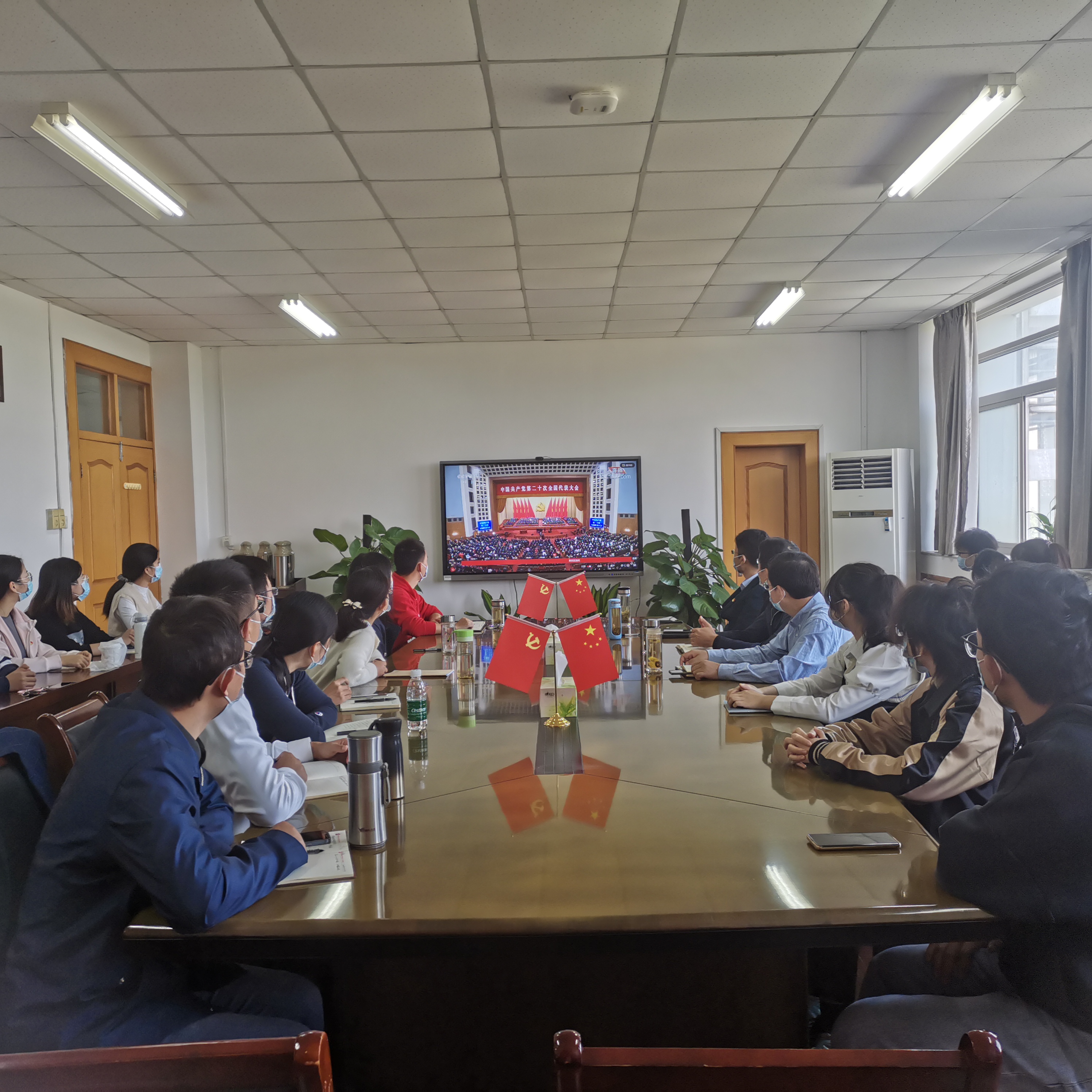 2022.10.16数学本科二支部党员观看党的二十大开幕式1.jpg