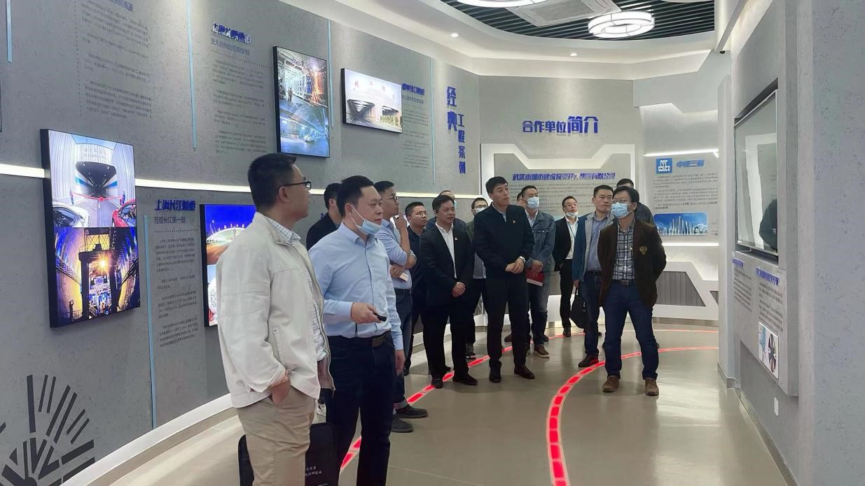 全体党员参观两湖隧道工程技术展厅.jpg