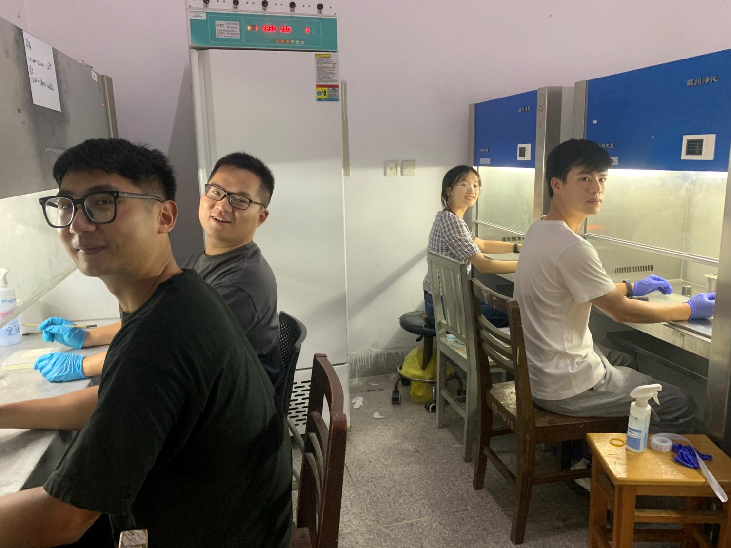 2022年8月，学院承办首届全国“习酒杯”微生物绘画艺术大赛，图为支部党员参赛绘画现场。