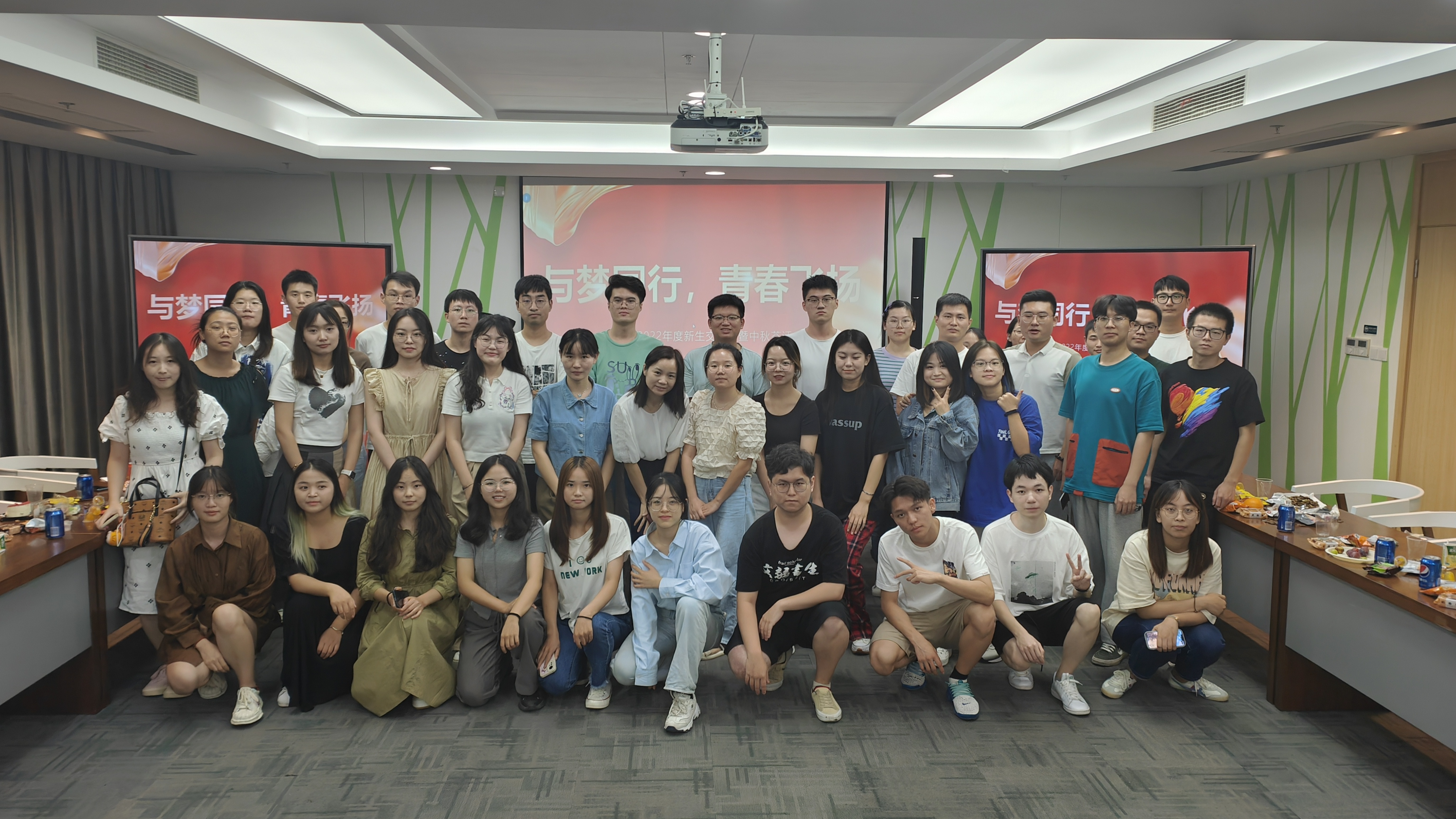 2022年9月，为了让新生了解研究室文化，党支部组织研究室新老生交流活动，凝聚研究室团结向上的氛围。