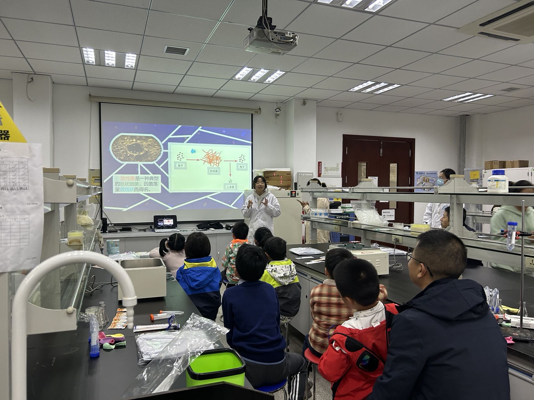 2022年12月，“从生命科学到生物制造”公众科学日特色活动中，党支部的博士生们带领小朋友亲手体验科学实验，走近微生物。