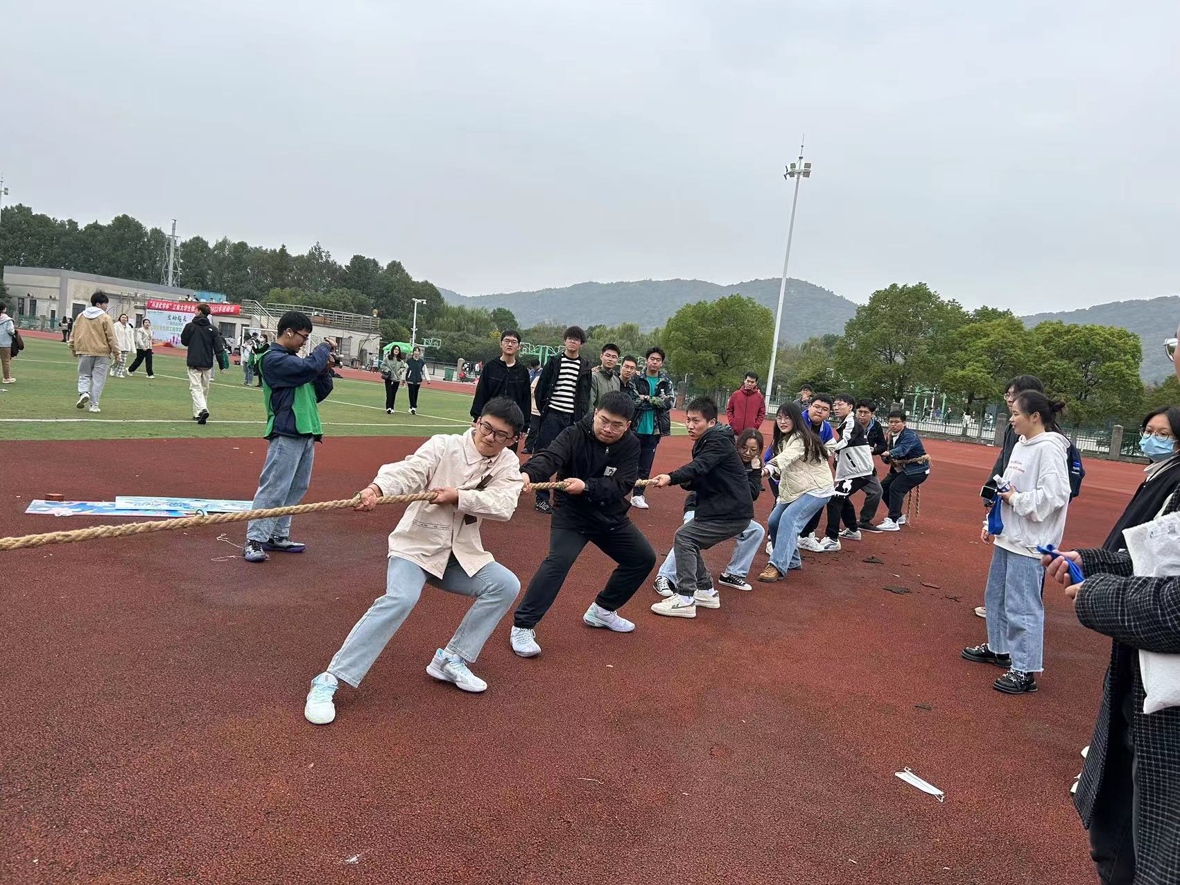 2022年11月，党支部积极响应学院“生动起来”号召，参加学院运动会，组队参与人数达80%。支部党员发扬团结奋斗的精神，获拔河比赛第二名、蛟龙出海第一名等优异成绩。