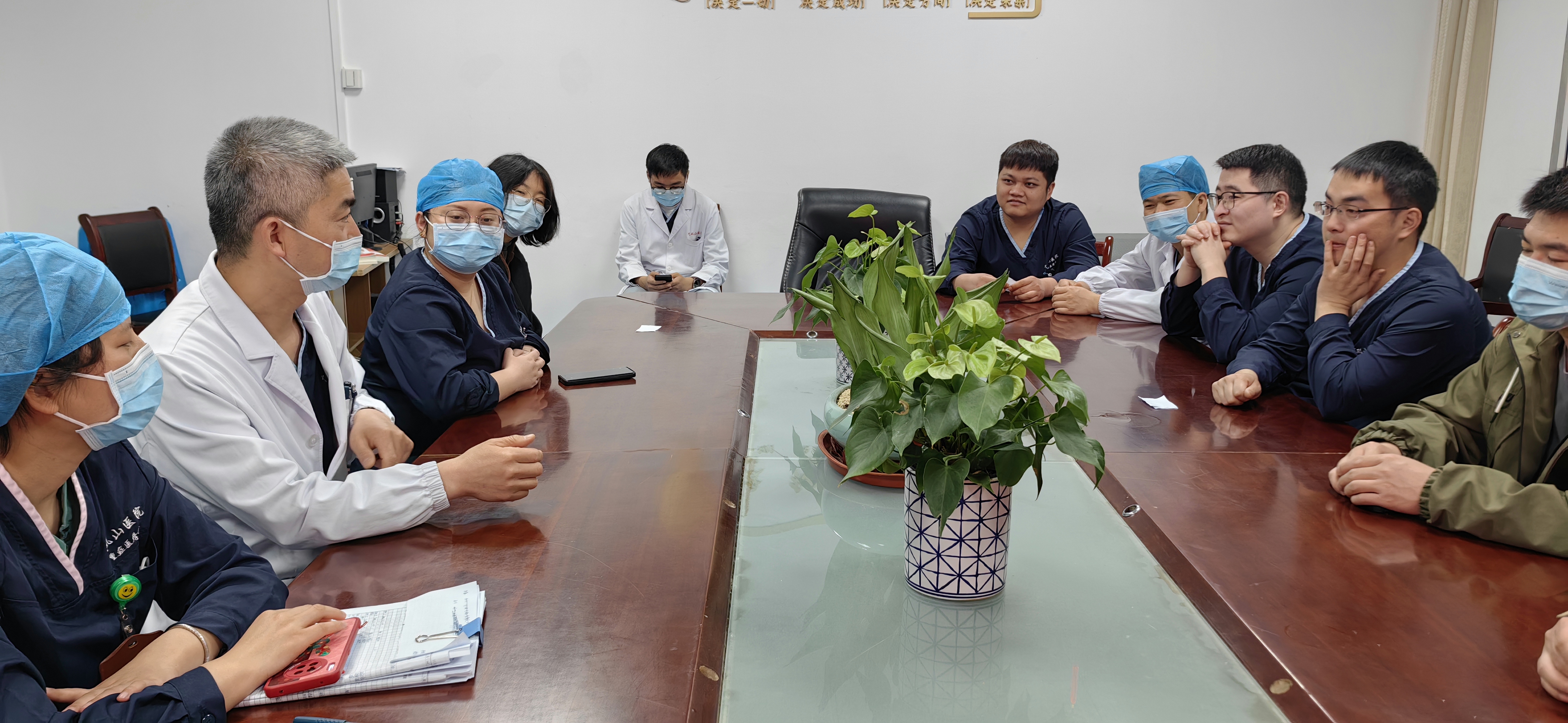 ECMO党员突击队积极组织安徽省第一例人工心脏植入手术术前的研讨工作，确保术后的安全工作顺利进行，积极制定应急方案，将患者院内转运的细节和预案进行反复演练和商讨。