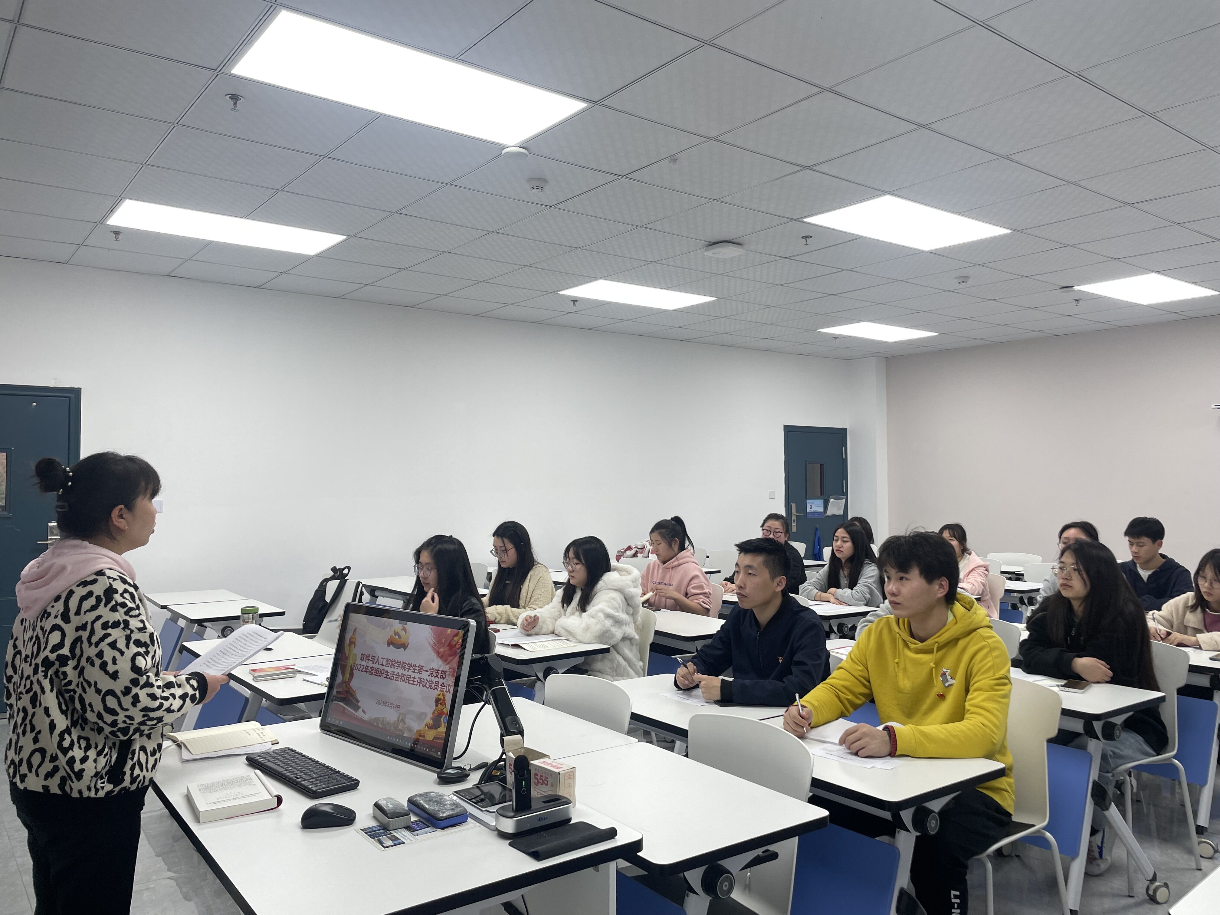 学生第一党支部召开2022年支部组织生活会和民主评议党员会议照片(2).jpg 学生第一党支部召开2022年支部组织生活会和民主评议党员会议照片(2).jpg