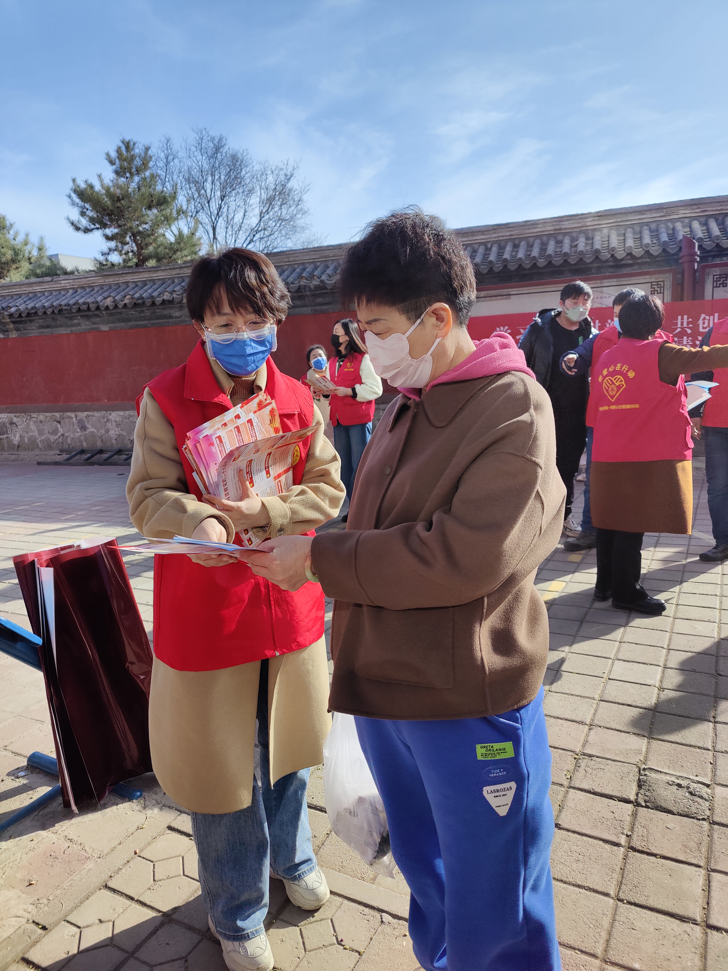 2.支部党员向居民讲解党的二十大精神.jpg