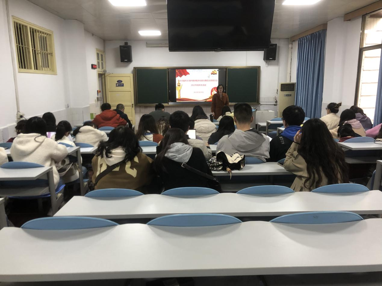 苏银花带领支部同志学习.png 苏银花带领支部同志学习.png