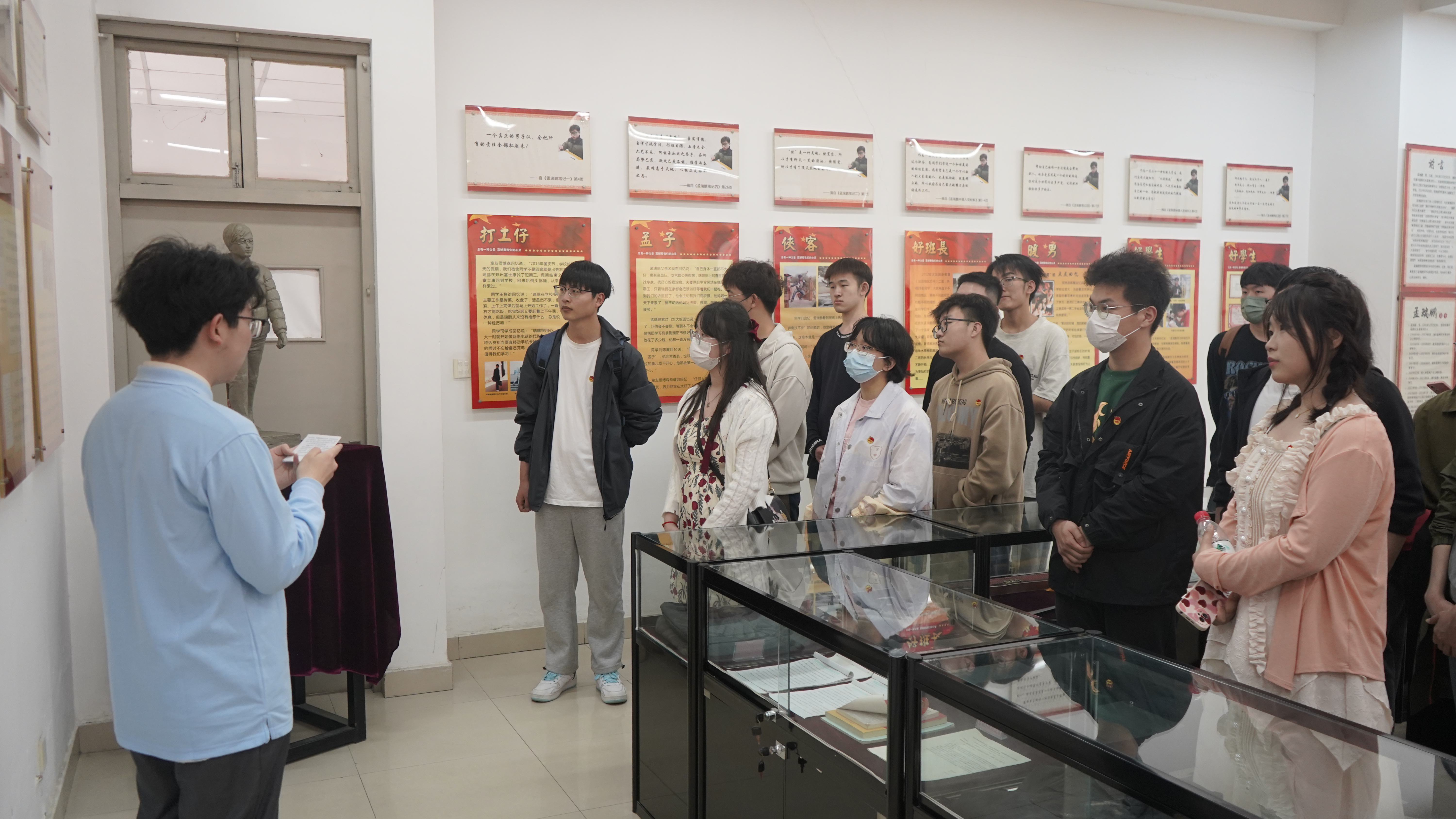 05学生第一党支部开展“学习雷锋精神，传承瑞鹏精神”主题党日活动