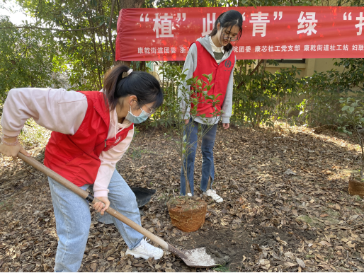 生物技术本科生党支部联合康乾街道在湖州市德清县千丰社区保利原乡开展“‘植’此青绿,‘扎根’基层”义务植树活动2.png 生物技术本科生党支部联合康乾街道在湖州市德清县千丰社区保利原乡开展“‘植’此青绿,‘扎根’基层”义务植树活动2.png