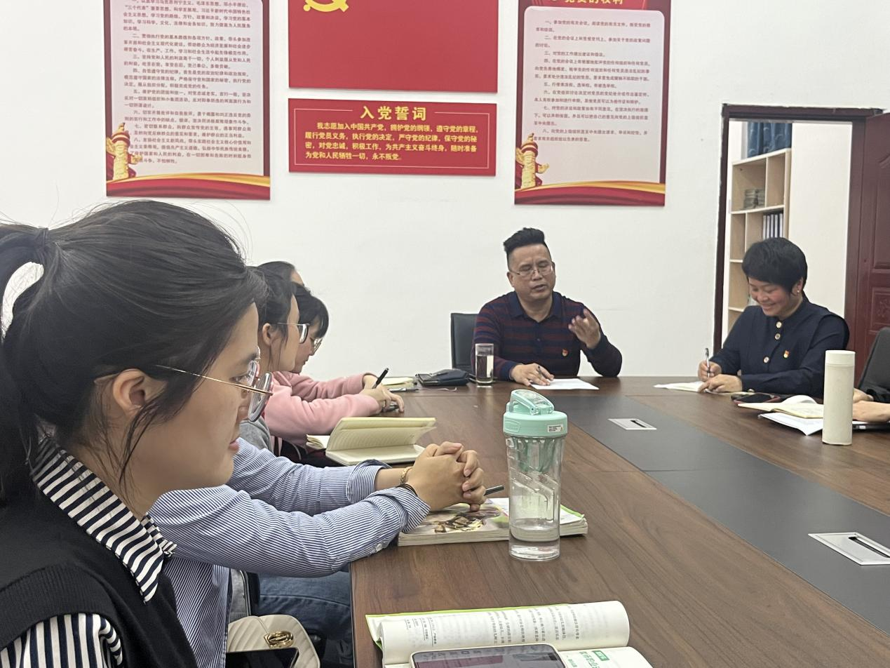 学校党委专职副书记吴月明对会议进行点评和总结.png