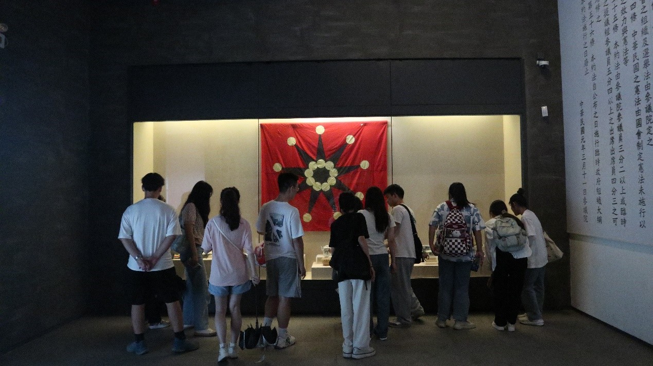 图15：同志们参观学习.jpg