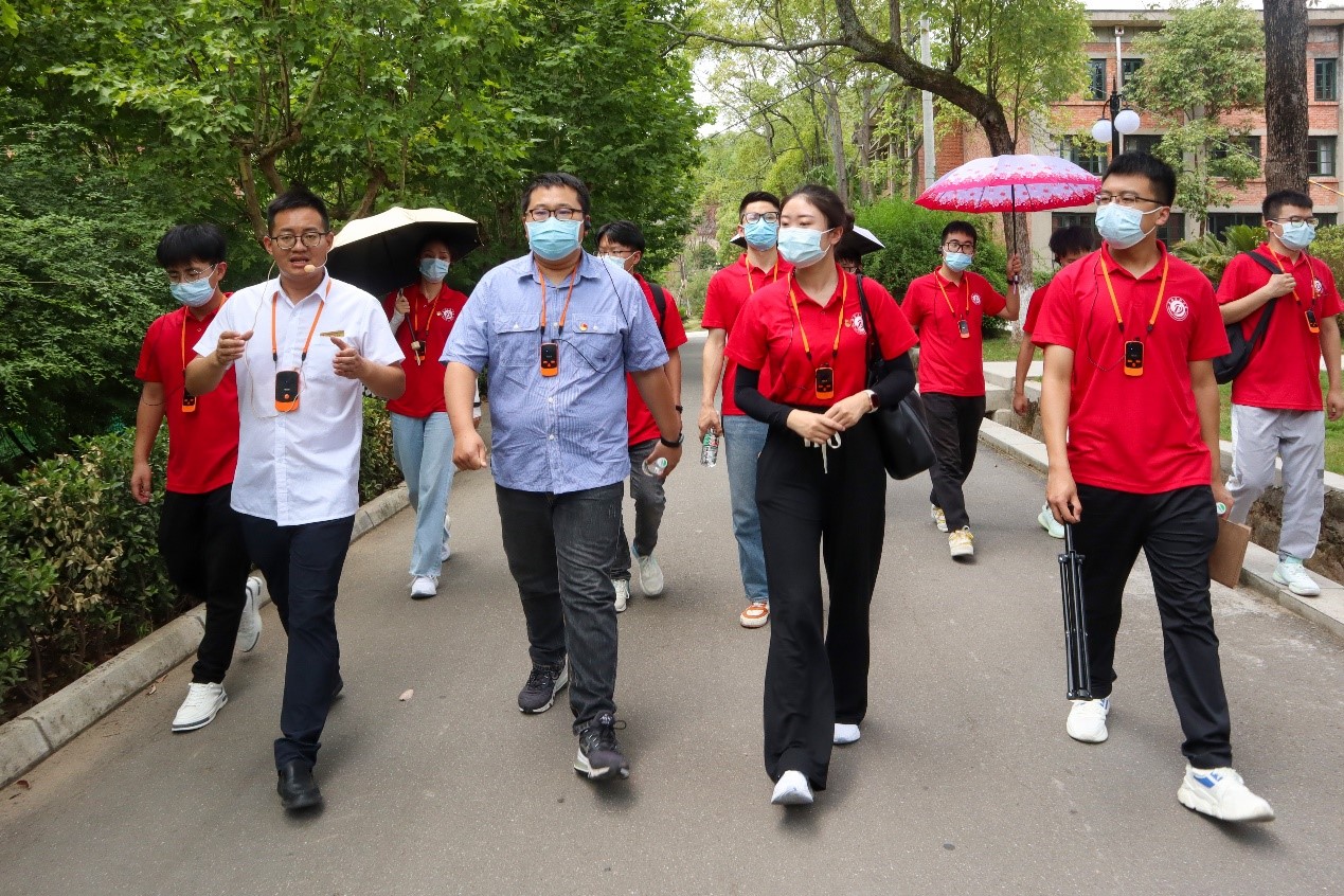 图为实践队员们在讲解员的带领下走入两弹城内。