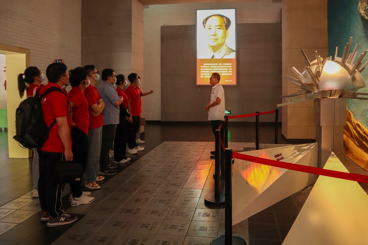 图为讲解员（范恒）为实践队员们讲述并传递两弹精神。