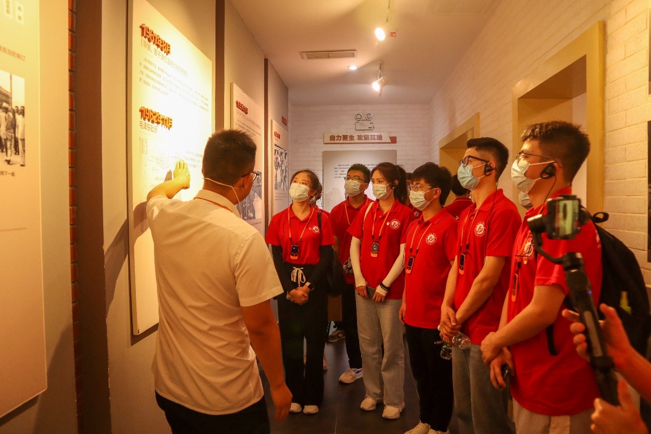 图为实践队员们正在了解研制“两弹一星”时的历史背景。