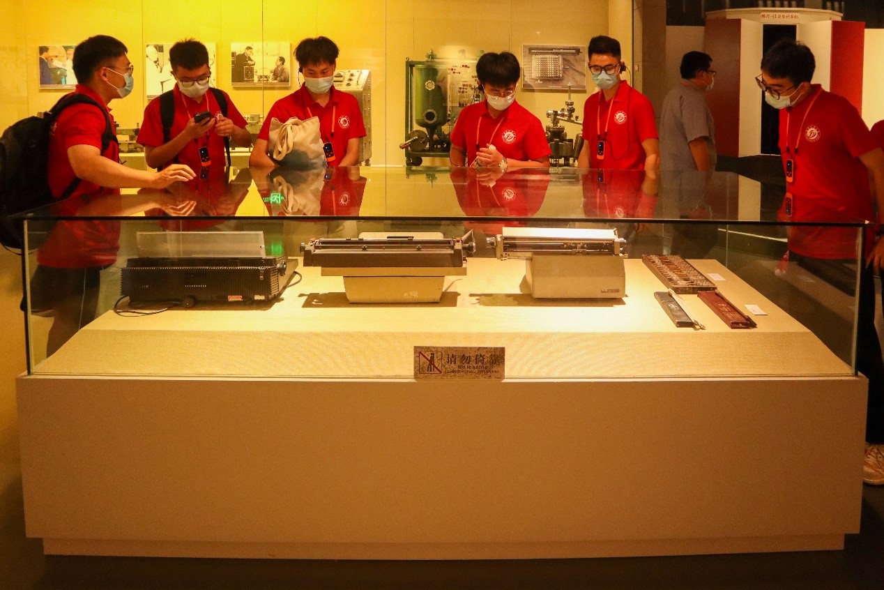 图为实践队员们在参观旧时打字机。