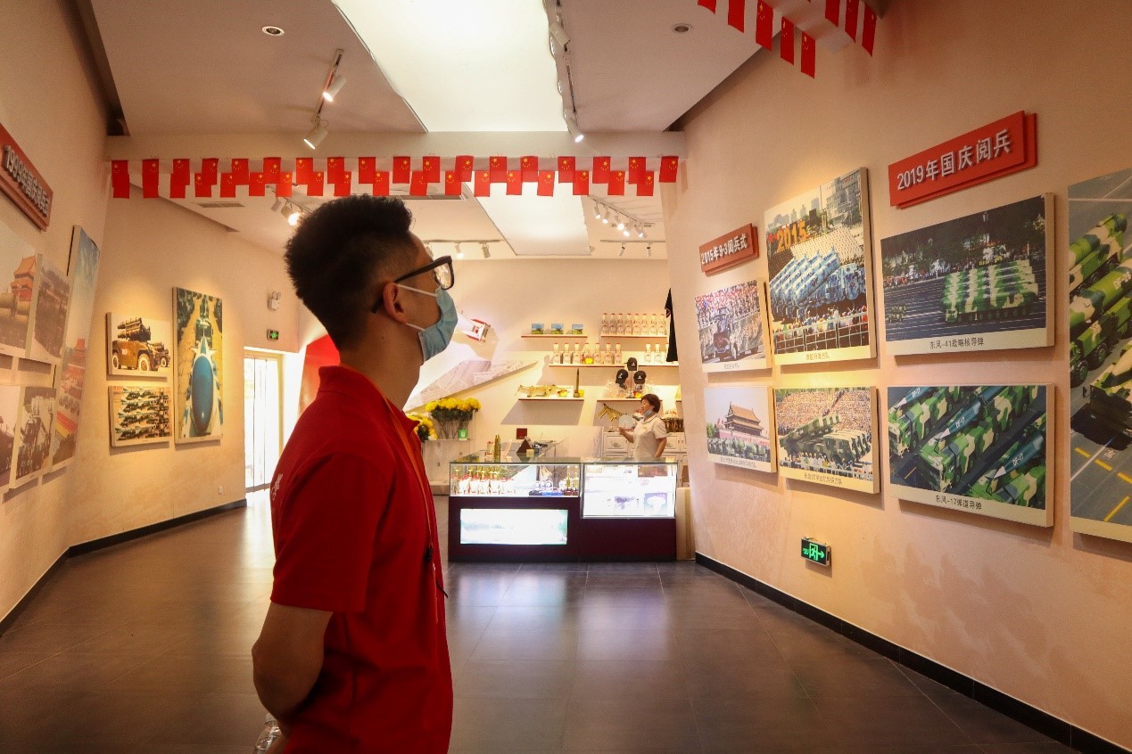 图为实践队员在认识中国的新型武器装备。