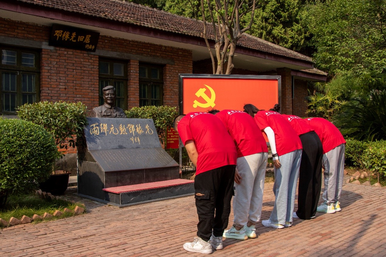 图为实践队员们缅怀两弹元勋邓稼先先生。