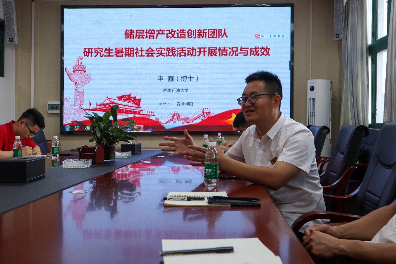 图为范恒向队员们讲述他作为讲解员弘扬“两弹一星”精神内核的故事。