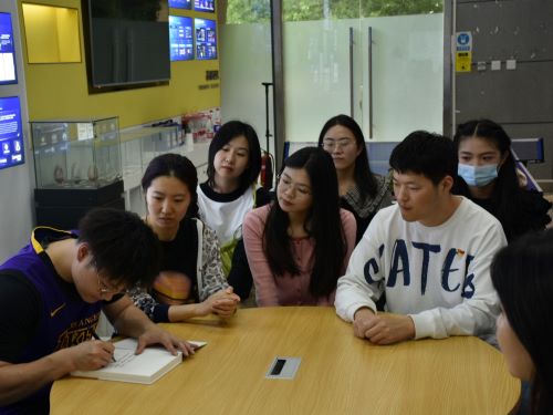 图四 (赠书仪式).jpg 图四 (赠书仪式).jpg