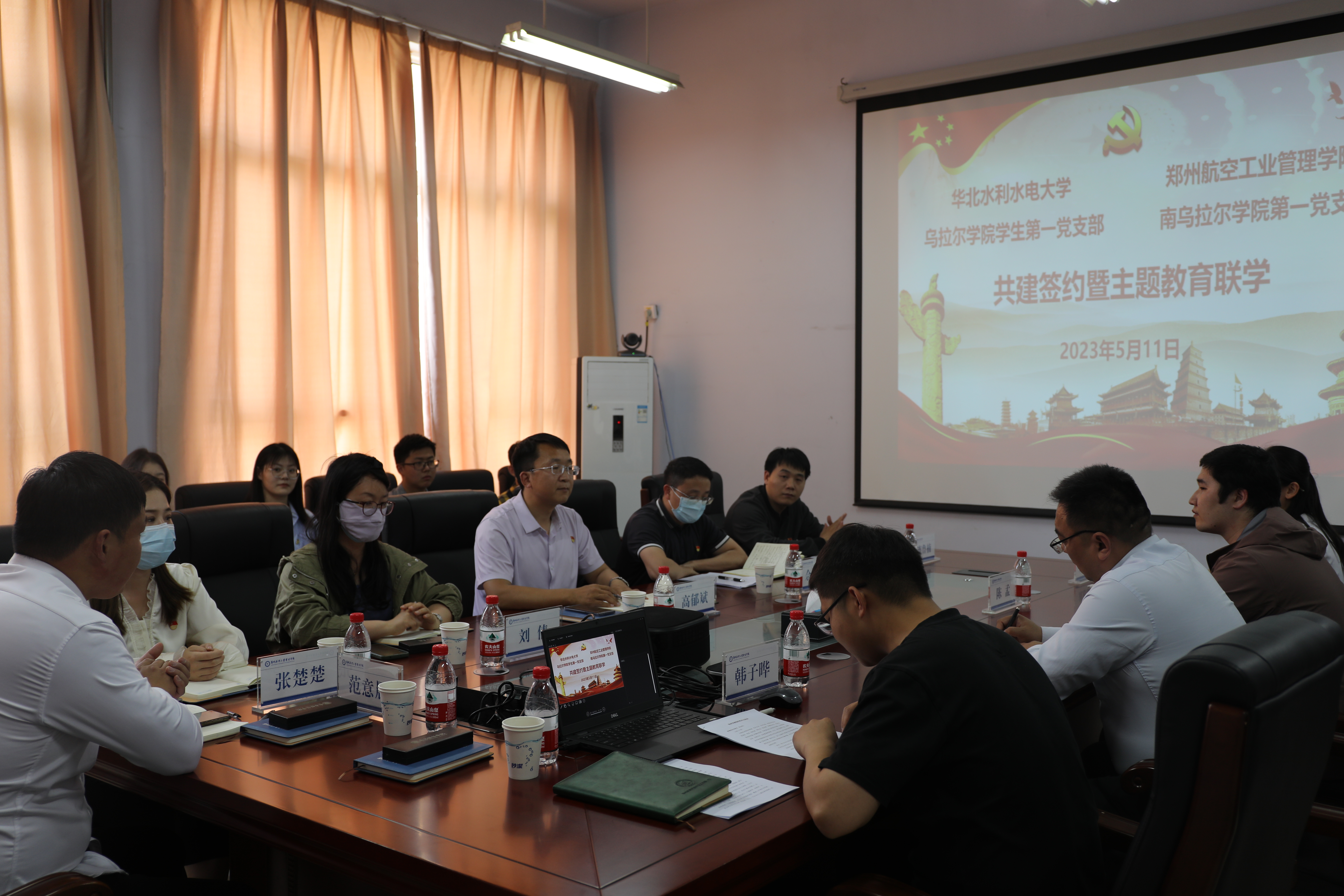 双方共同学习习近平总书记在学校思想政治理论课教师座谈会上的重要讲话精神.JPG