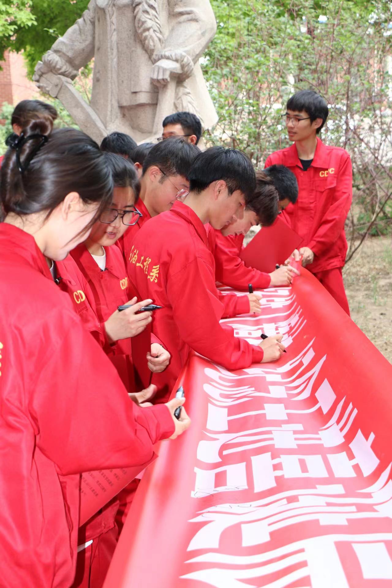 弘扬铁人精神签名仪式，学习铁人“为国分忧、为民族争气”的爱国主义精神；“宁可少活20年，拼命也要拿下大油田”的忘我拼搏精神；“有条件要上，没有条件创造条件也要上”的艰苦奋斗精神；“干工作要经得起子孙万代检查”“为革命练一身硬功夫、真本事”的科学求实精神；“甘愿为党和人民当一辈子老黄牛”，埋头苦干的奉献精神。