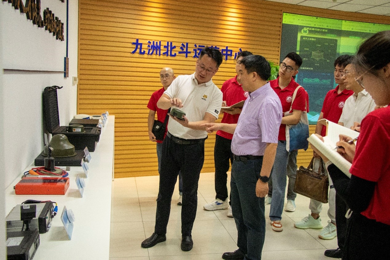图为实践队员参观北斗运营中心。.jpg