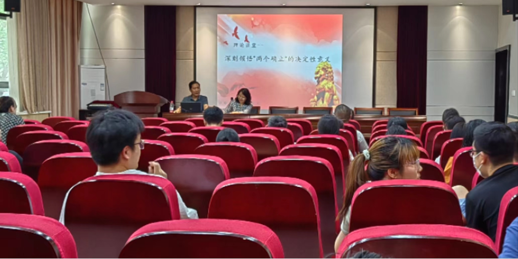 刘振江教授进行专题讲座.jpg 刘振江教授进行专题讲座.jpg