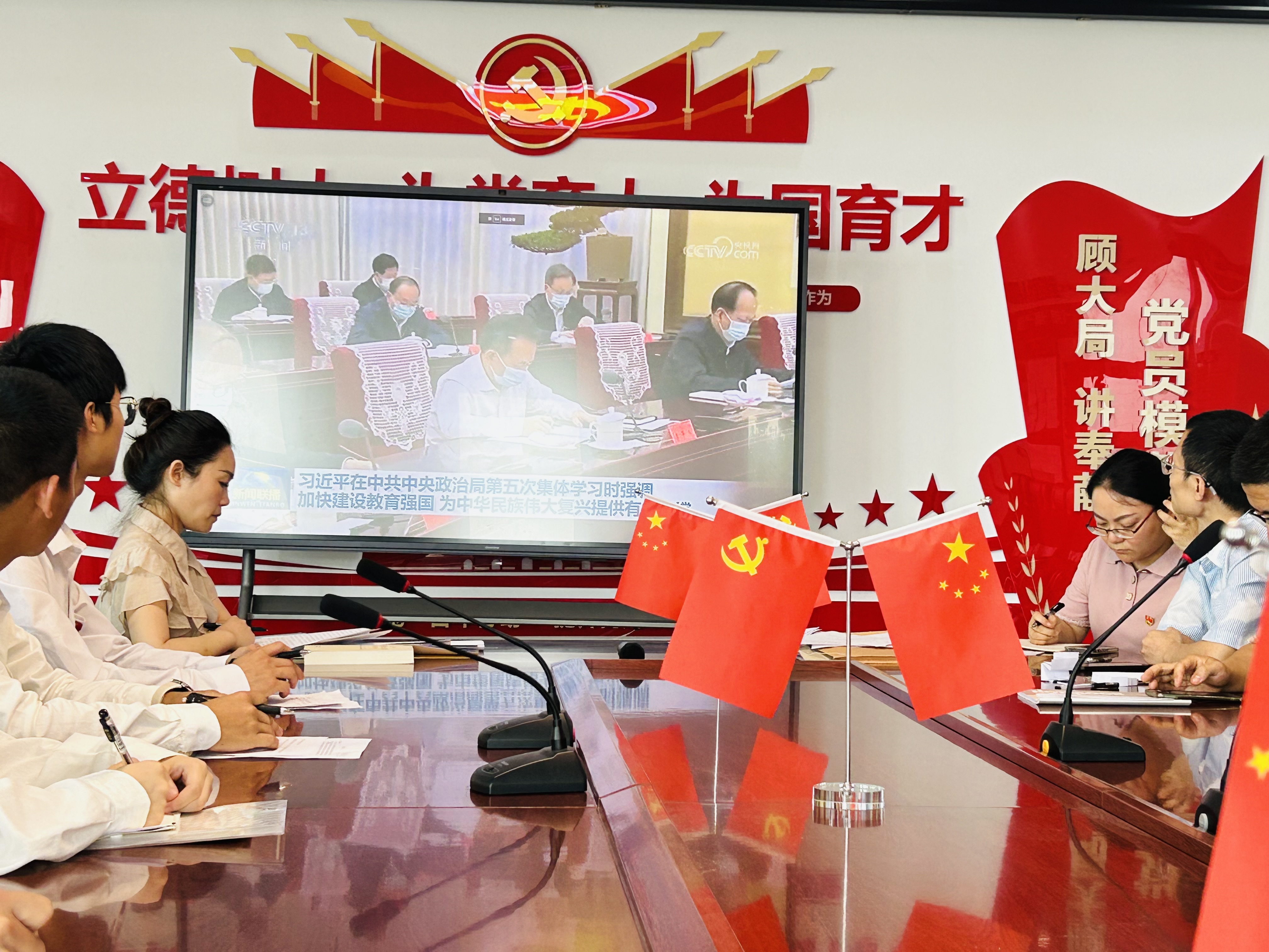 党员同志们观看习总书记讲话视频.jpg