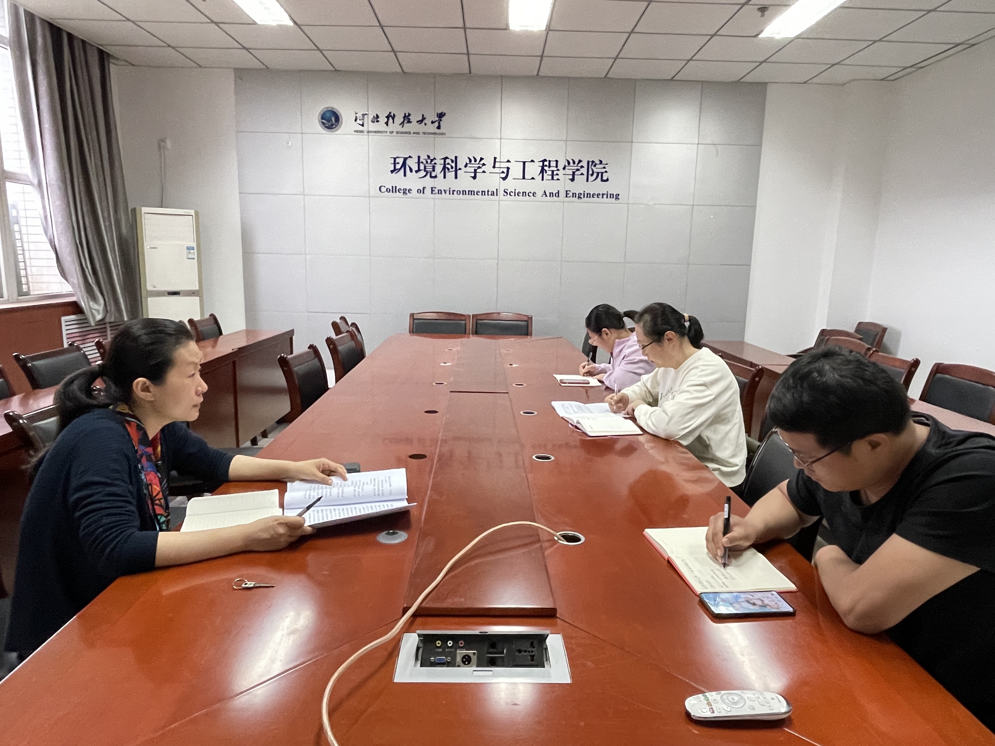 5.4 支委会照片.jpg