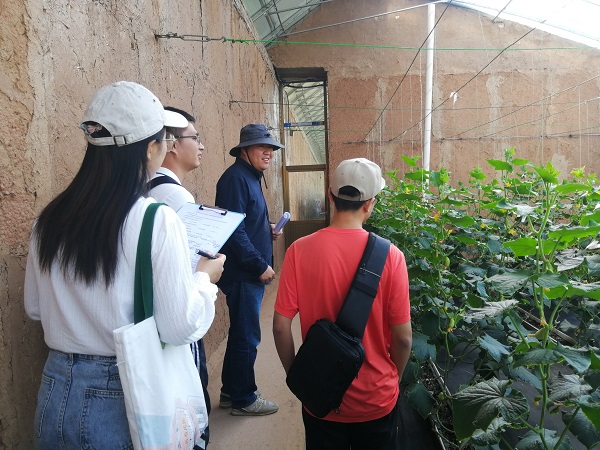 图4-参观青海乐都现代农业试验示范站.jpg