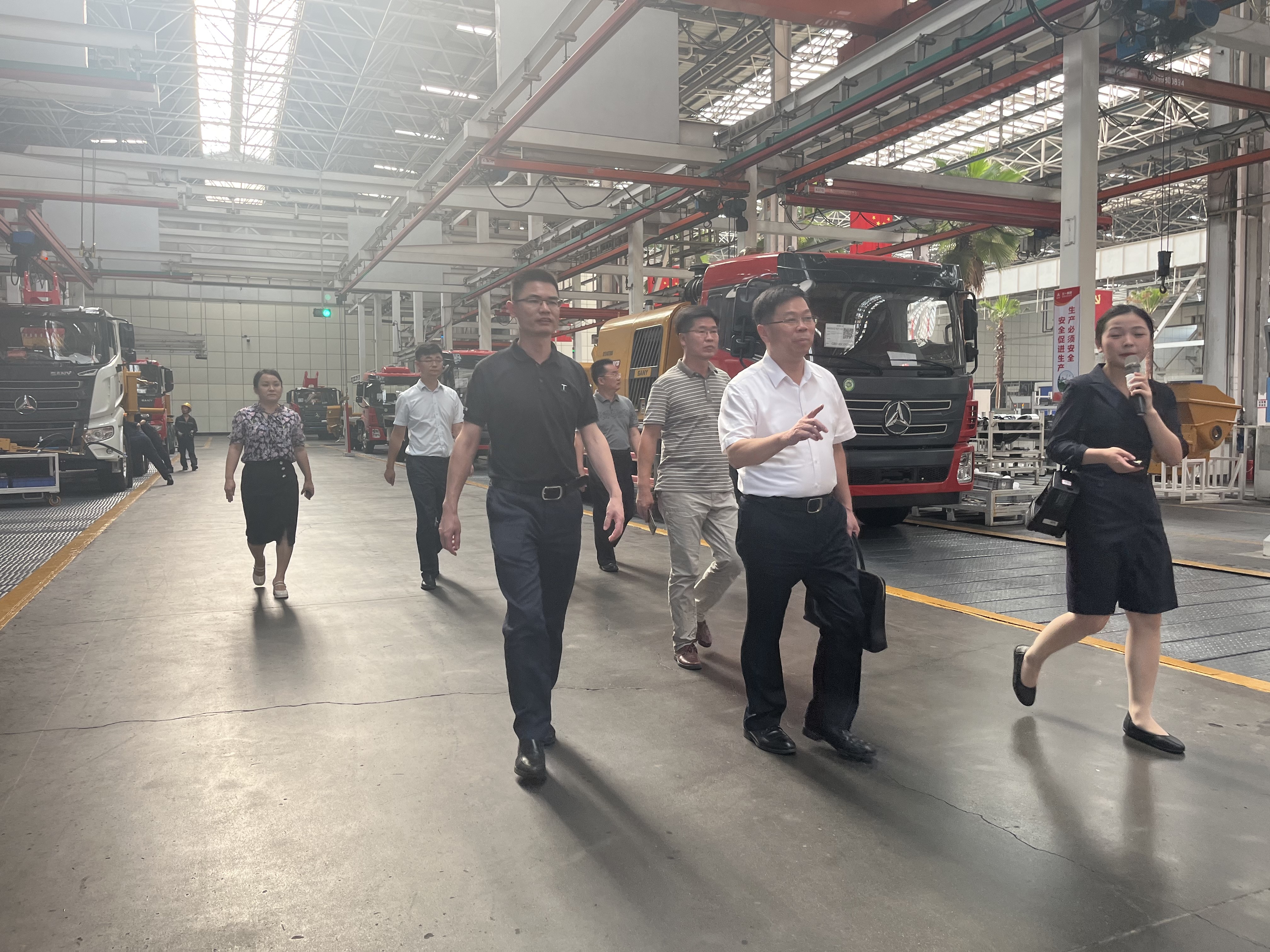 图1 祝磊一行参观三一重工生产车间.jpg