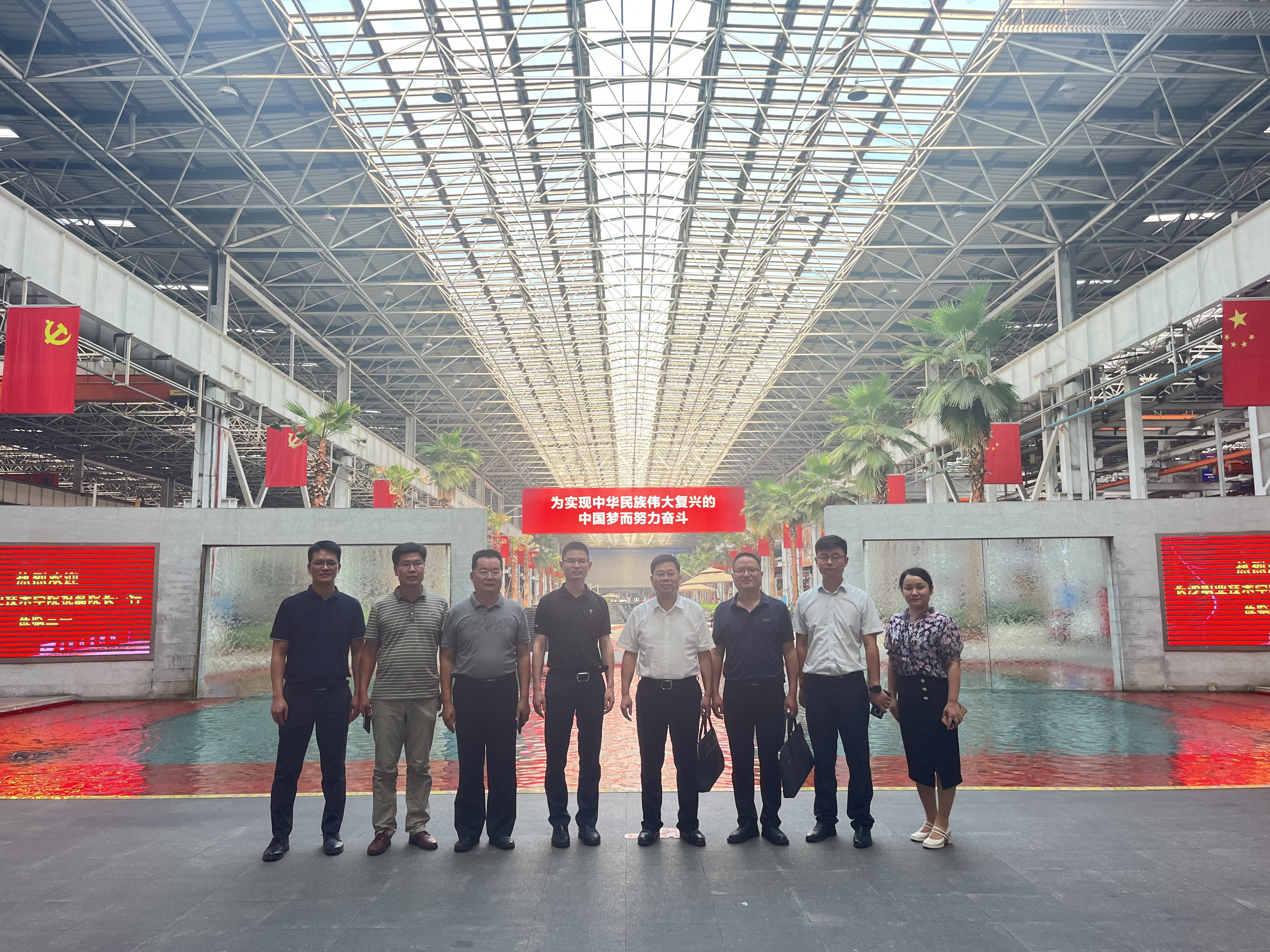 图2  校企三方合影.jpg