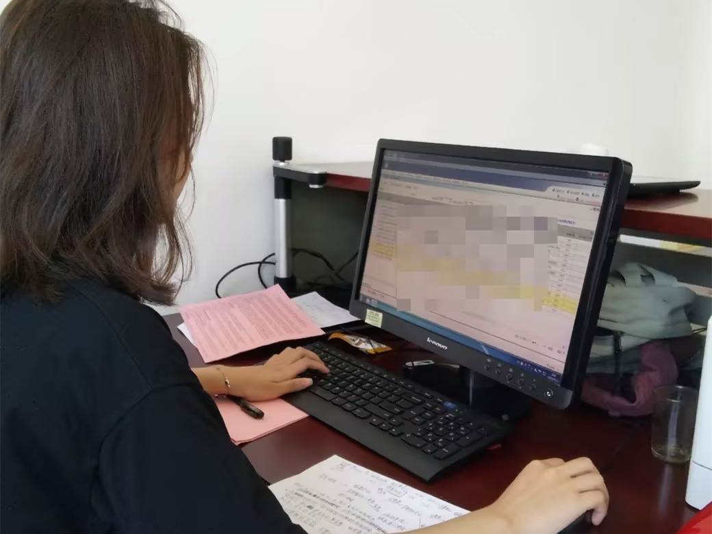 图为学生唐丽婷在广东省连州市教育局资助中心协助工作人员办理国家助学贷款业务，为家长们讲解业务流程，宣传资助政策和申请绿色通道的条件。