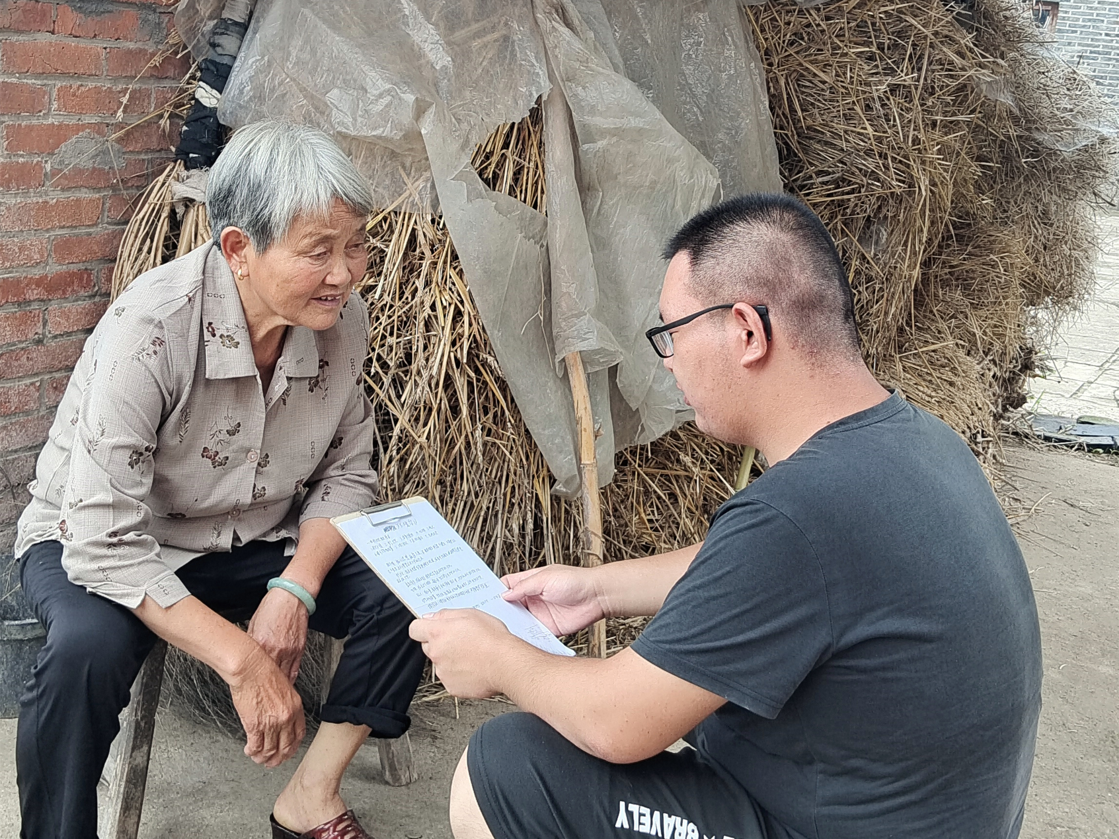图为学生刘文健江苏省盐城市建湖县芦沟镇同建村向家乡的村民宣传生态环境保护的重要性，并主动进行街道清扫、拾捡垃圾等工作。