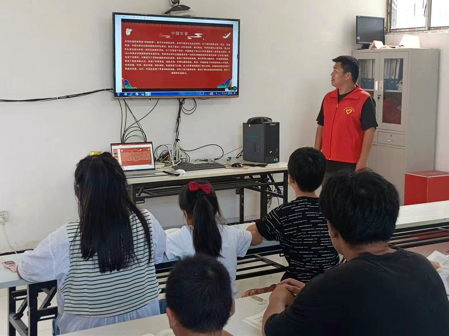 图为学生张成远在江苏省徐州市丰县欢口镇黄店村开展“宣传法治教育”主题活动，让孩子们从知法、懂法，到守法、敬法，提高法治观念和法治意识。