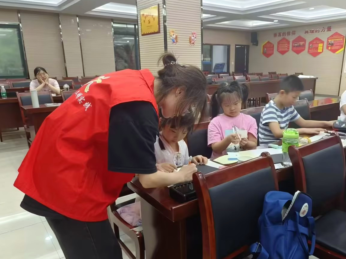 图为学生阙芸婕在江苏省无锡市锡山区春江花园党群服务中心参加爱心暑托班实践活动，协助班主任开展知识小讲堂、托管照顾等工作。