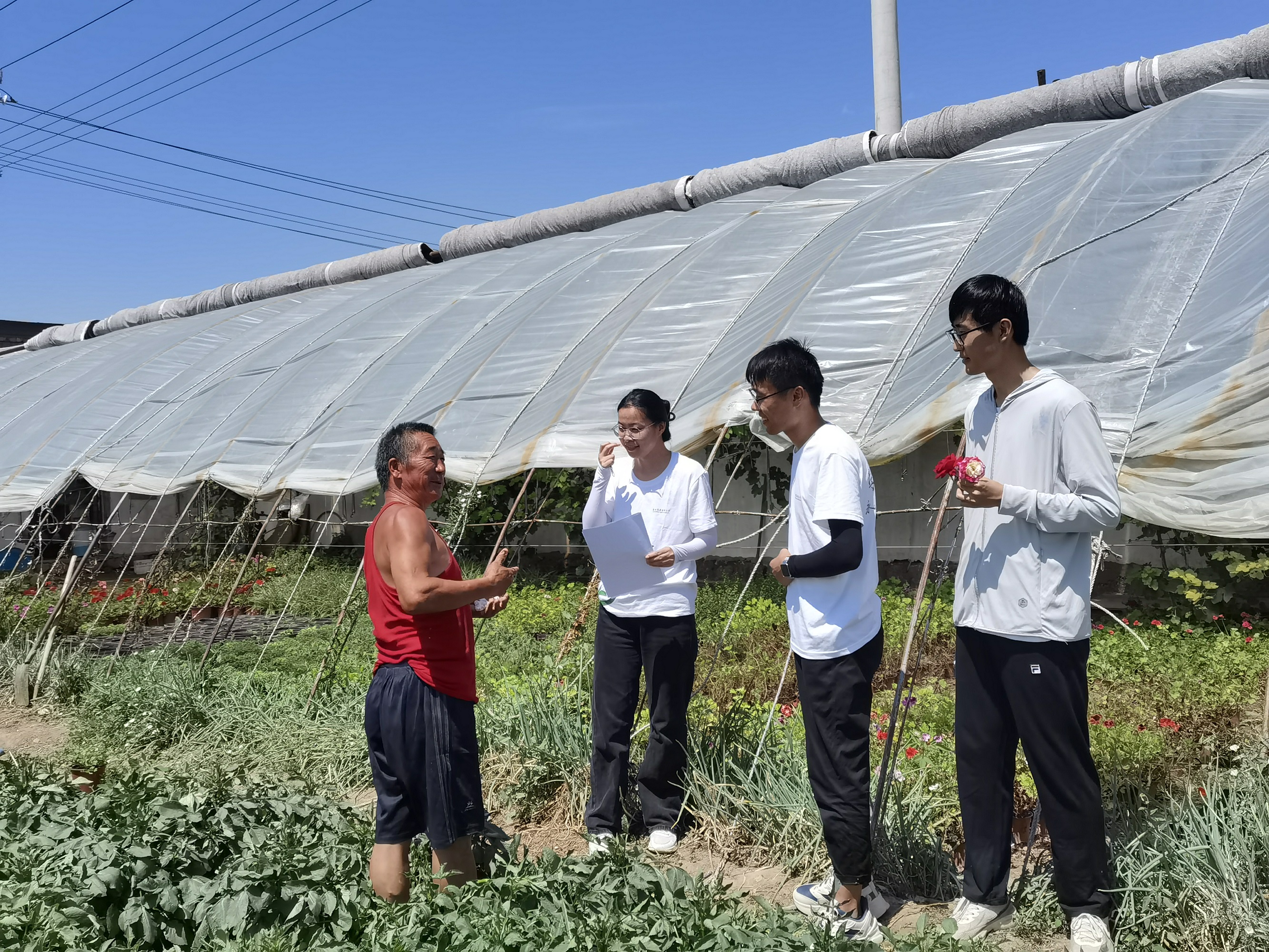 与种植农户在田间交流.jpg