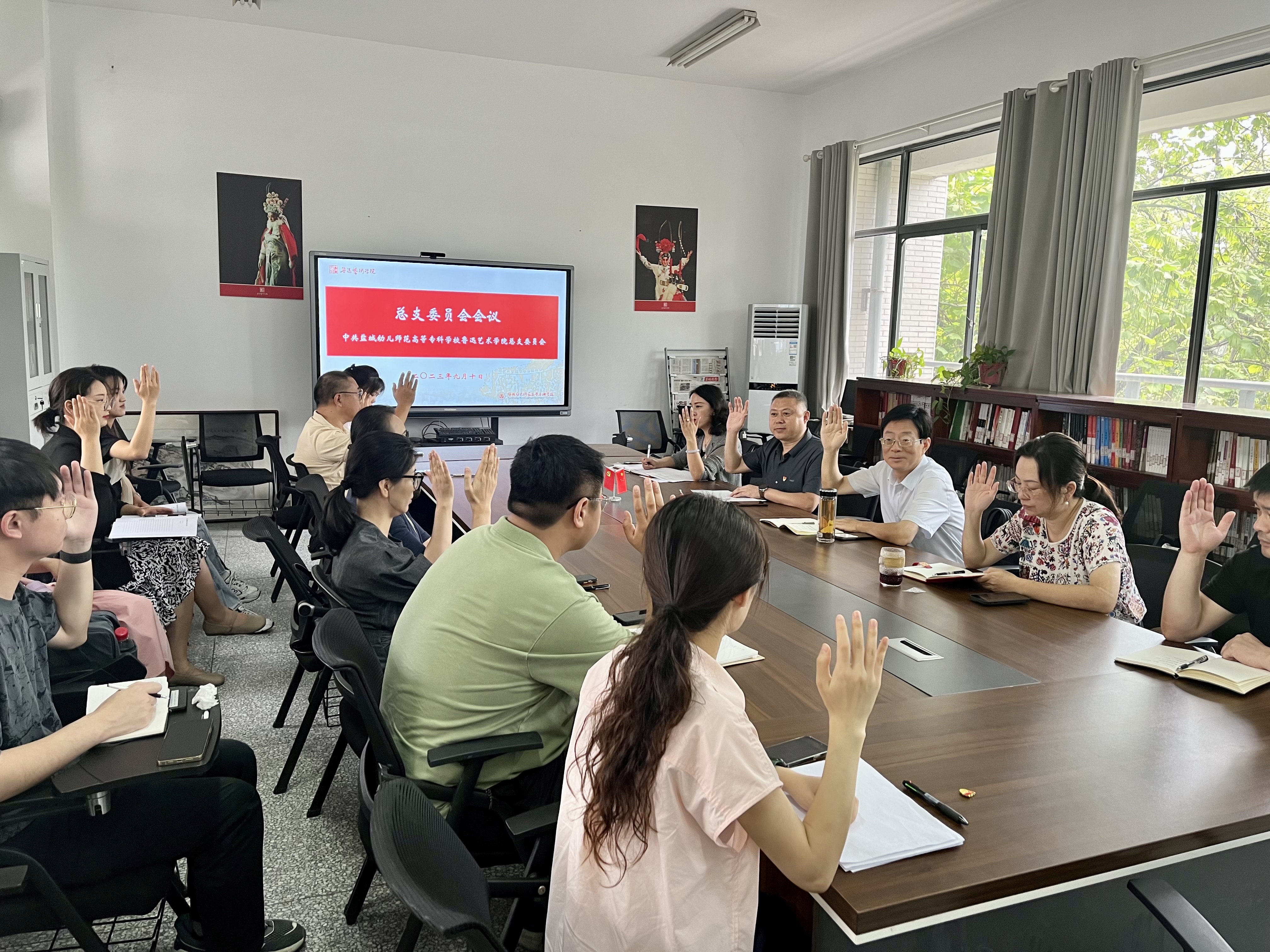 党员同志举手投票现场