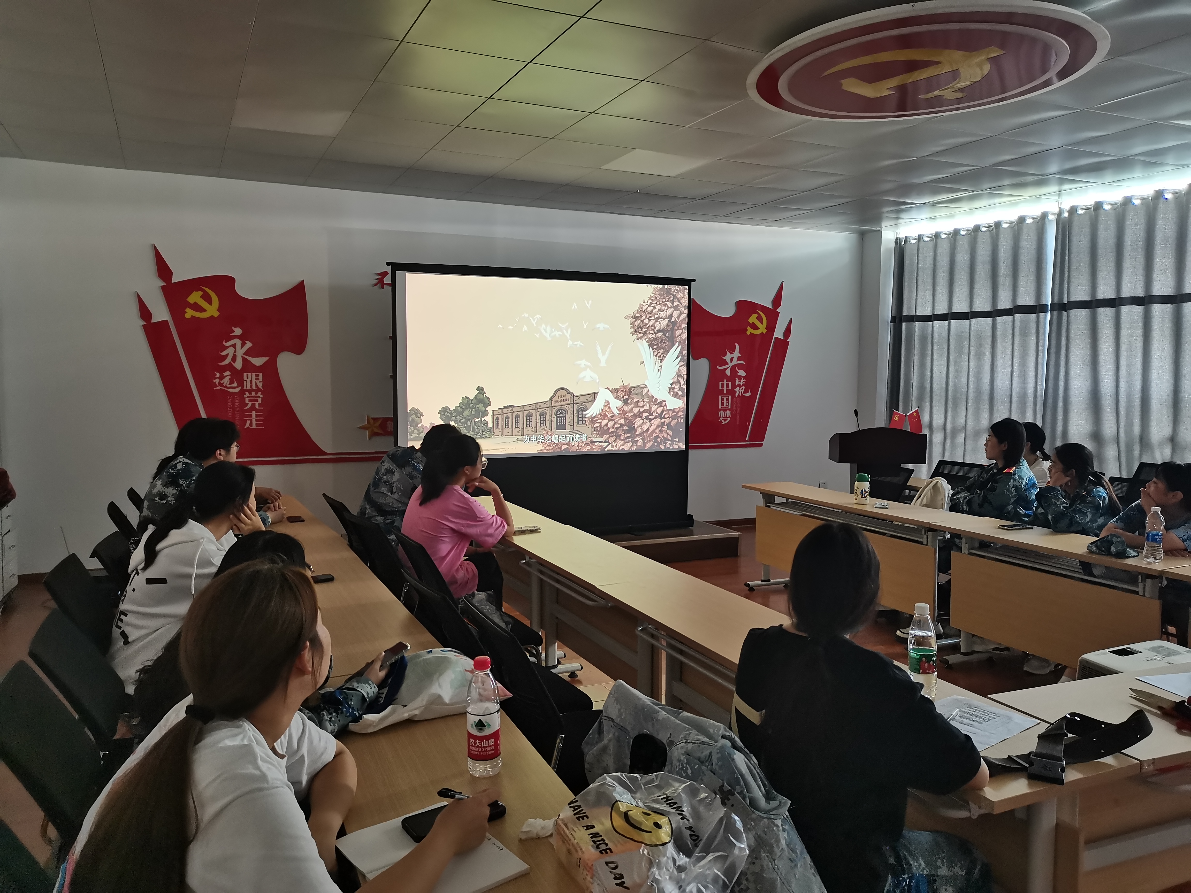 翔宇放映厅组织新生在军训期间观看上海美术电影制片厂制作的动画电影《大鸾——周恩来童年读书的故事》，讲述了周恩来童年读书的故事。